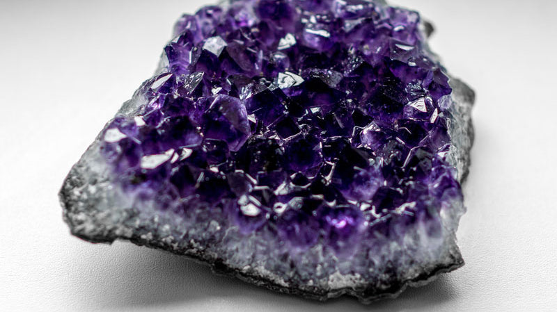 Amethist: De Betoverende Geboortesteen van Februari"