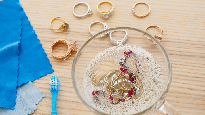 Stapsgewijze Handleiding voor het Schoonmaken van Sieraden