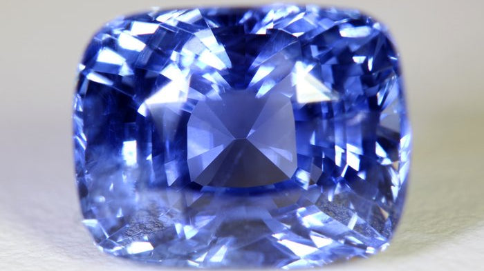 Betoverende Saffier: De Geboortesteen van September