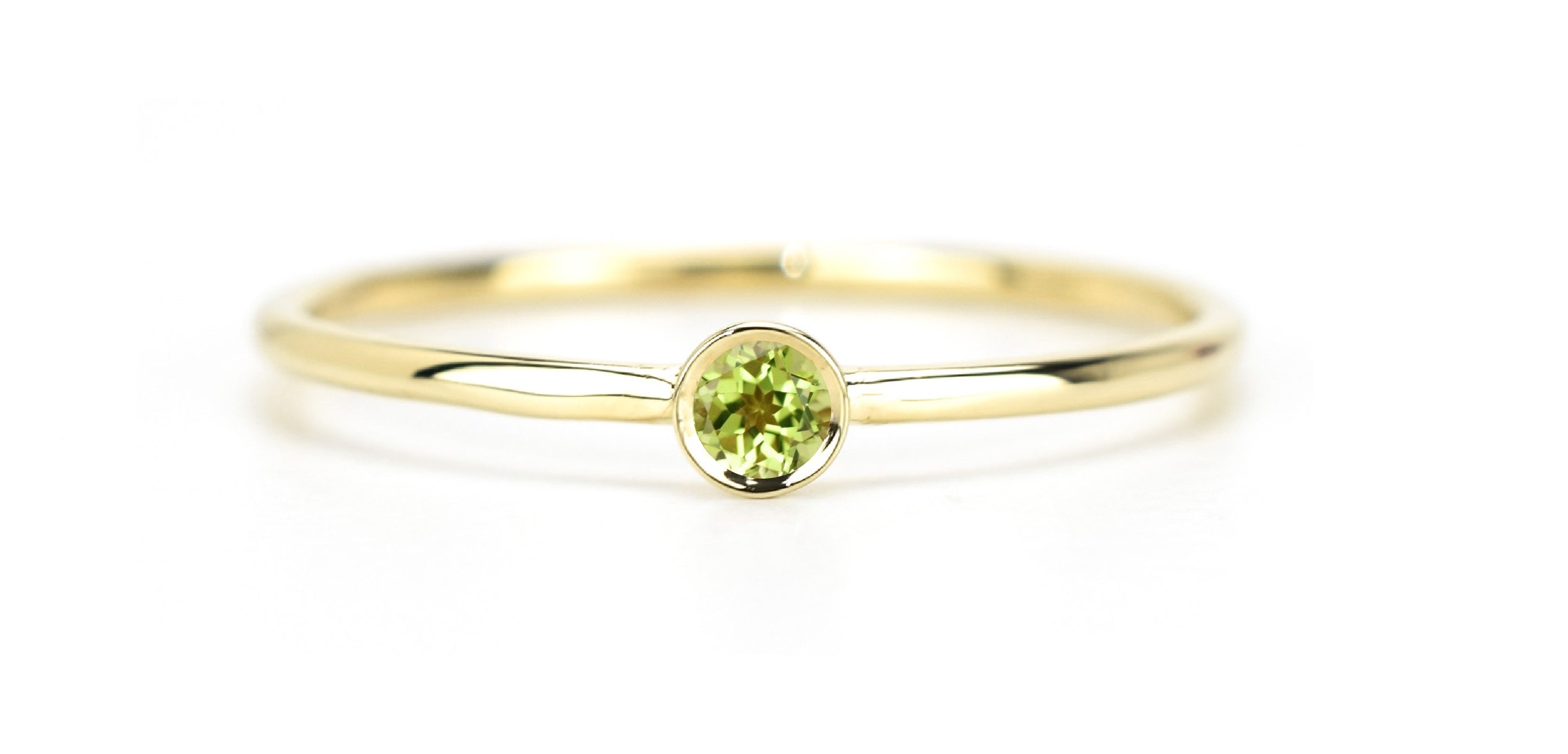 Peridoot ring, gouden peridoot ring, aanschuifring goud, 14k goud ring groene steen