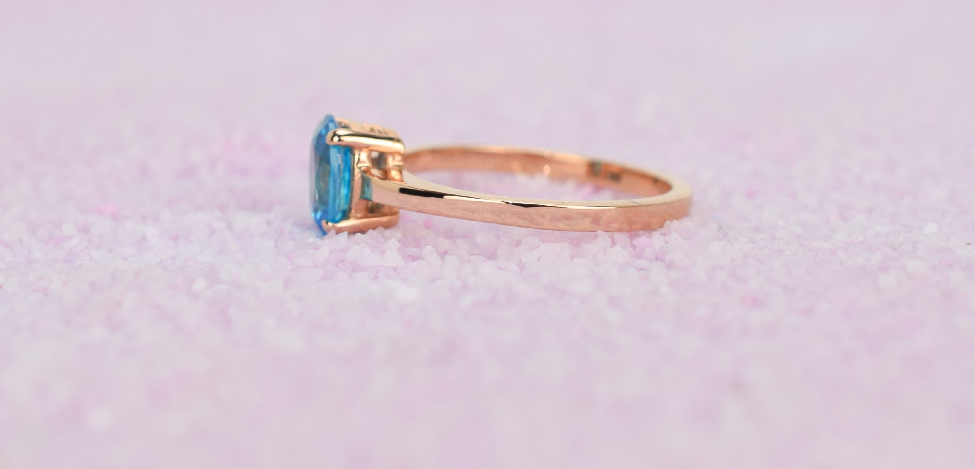 14k topaas ring, topaas ring goud, 14k gouden ring, natuurlijke topaas ring, birthstone ring, geboortesteen november, swarovski blauwe topaas, verlovingsring, elgante ring goud, blauwe steen ring
