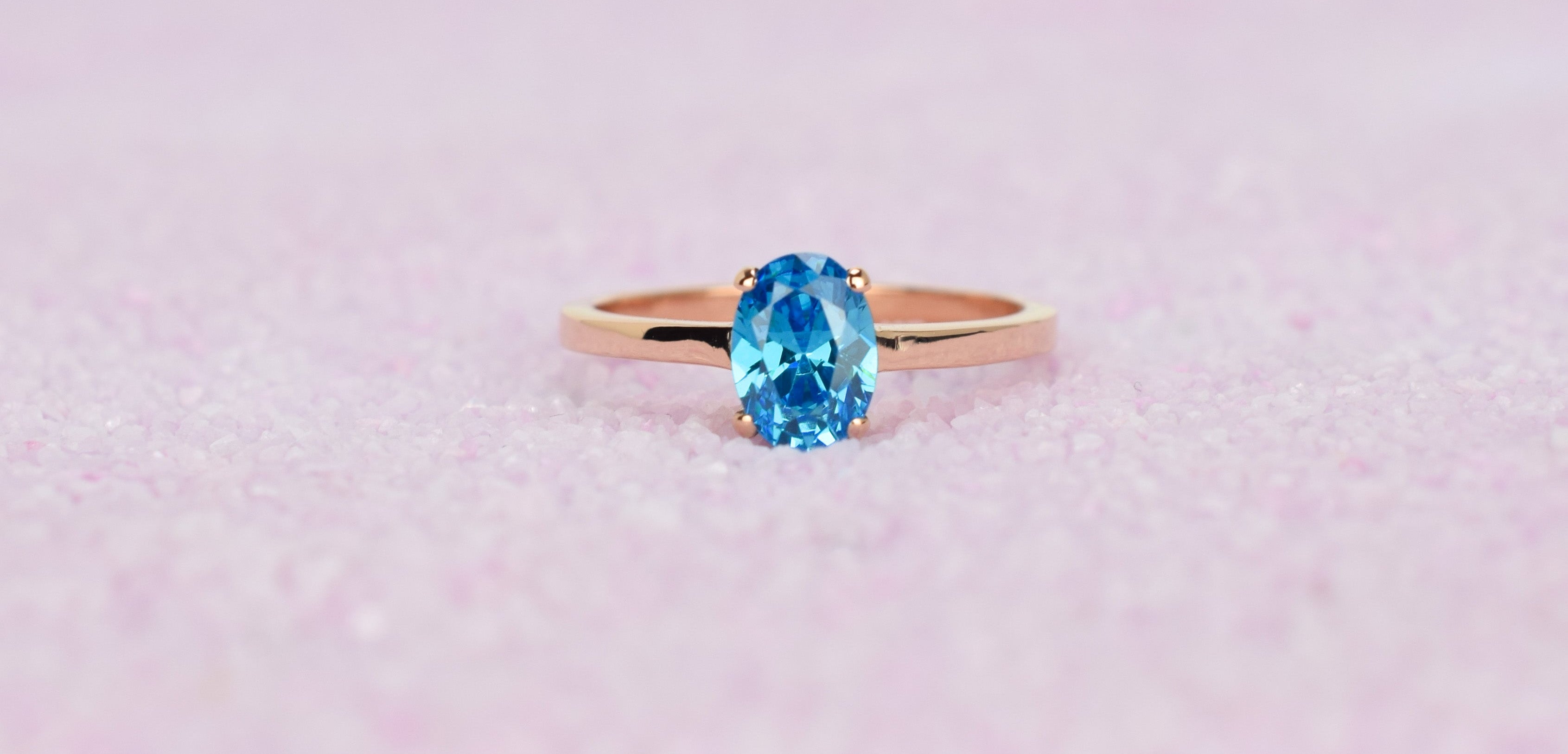 14k topaas ring, topaas ring goud, 14k gouden ring, natuurlijke topaas ring, birthstone ring, geboortesteen november, swarovski blauwe topaas, verlovingsring, elgante ring goud, blauwe steen ring