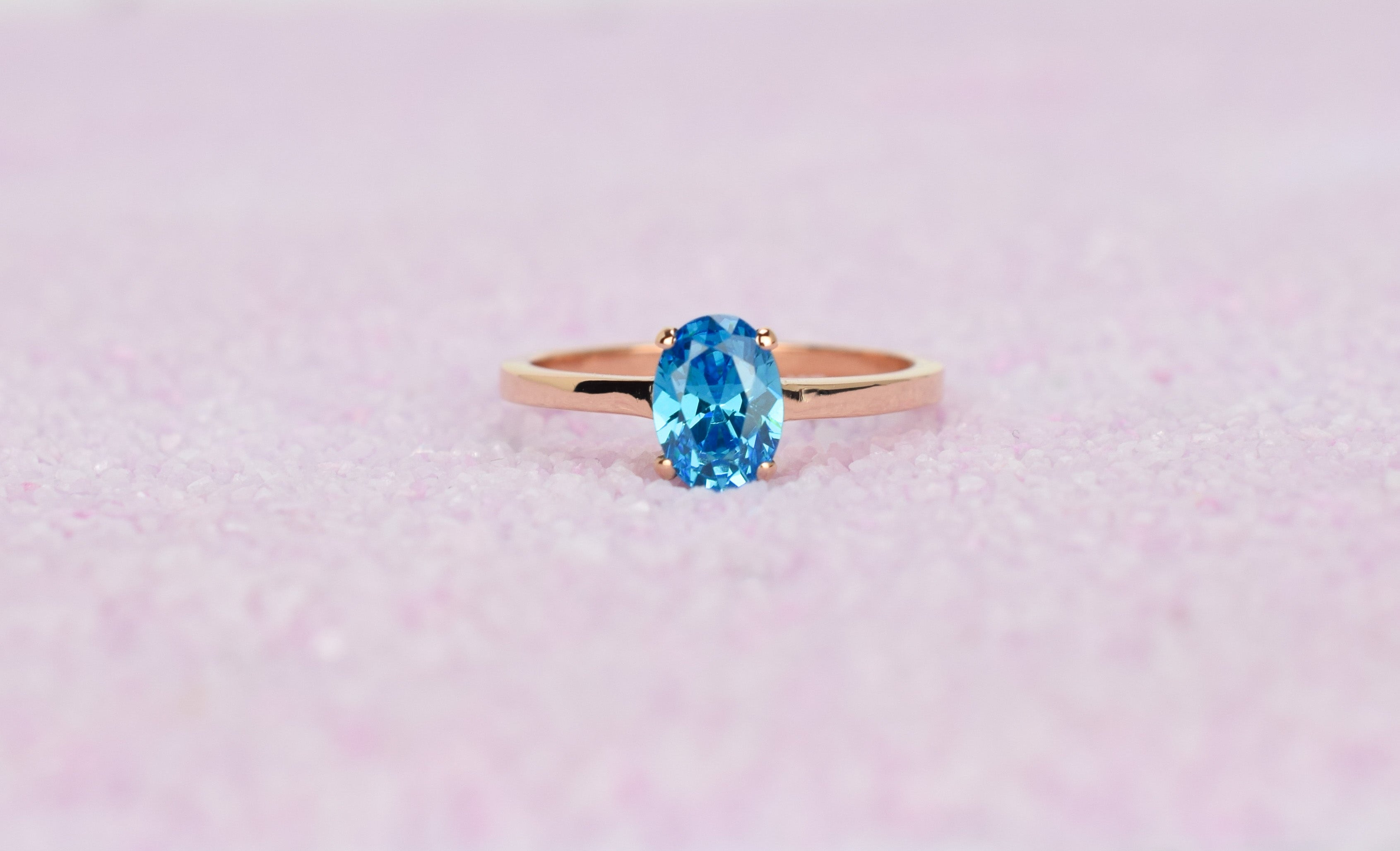 14k topaas ring, topaas ring goud, 14k gouden ring, natuurlijke topaas ring, birthstone ring, geboortesteen november, swarovski blauwe topaas, verlovingsring, elgante ring goud, blauwe steen ring