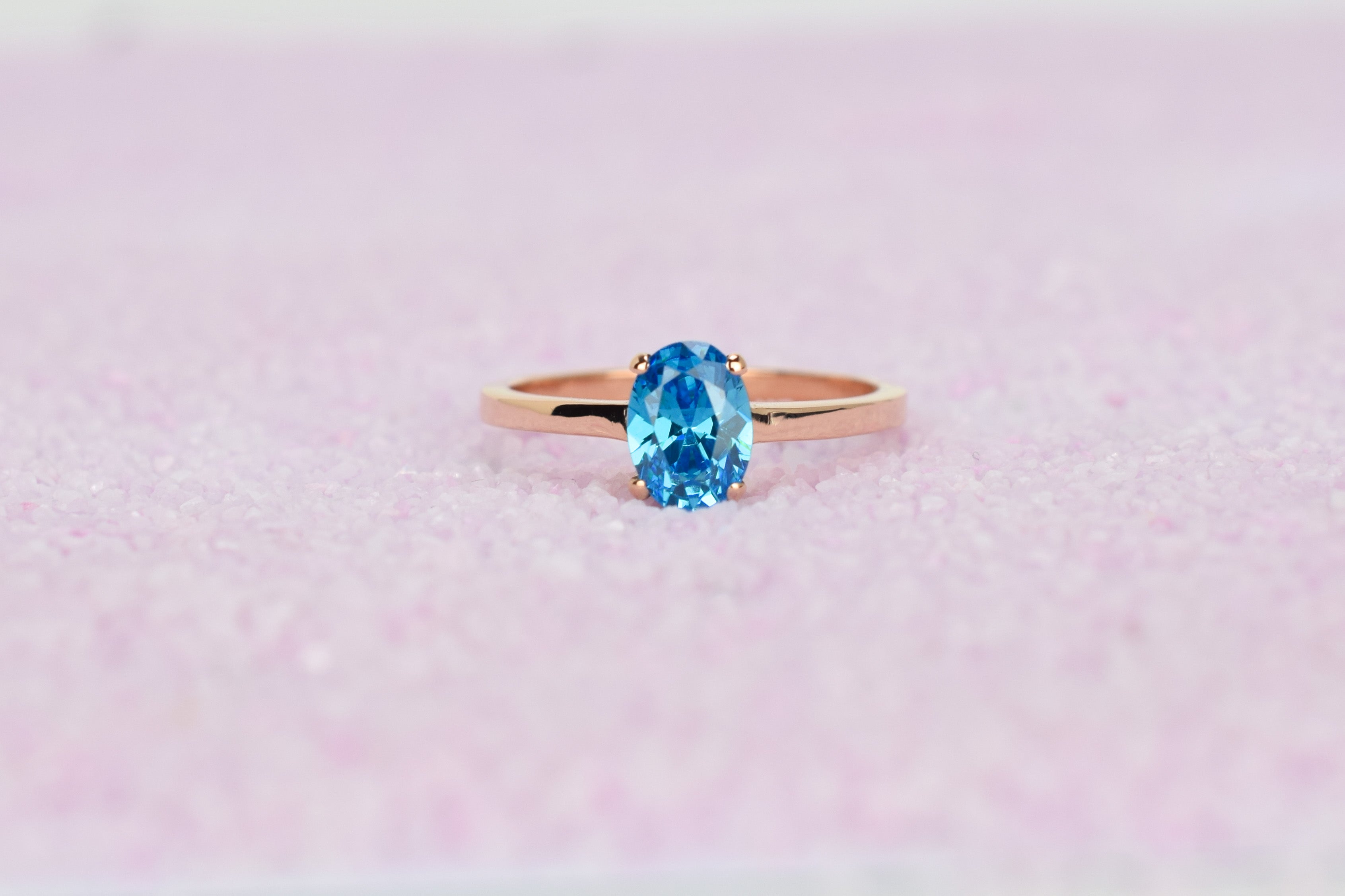 14k topaas ring, topaas ring goud, 14k gouden ring, natuurlijke topaas ring, birthstone ring, geboortesteen november, swarovski blauwe topaas, verlovingsring, elgante ring goud, blauwe steen ring