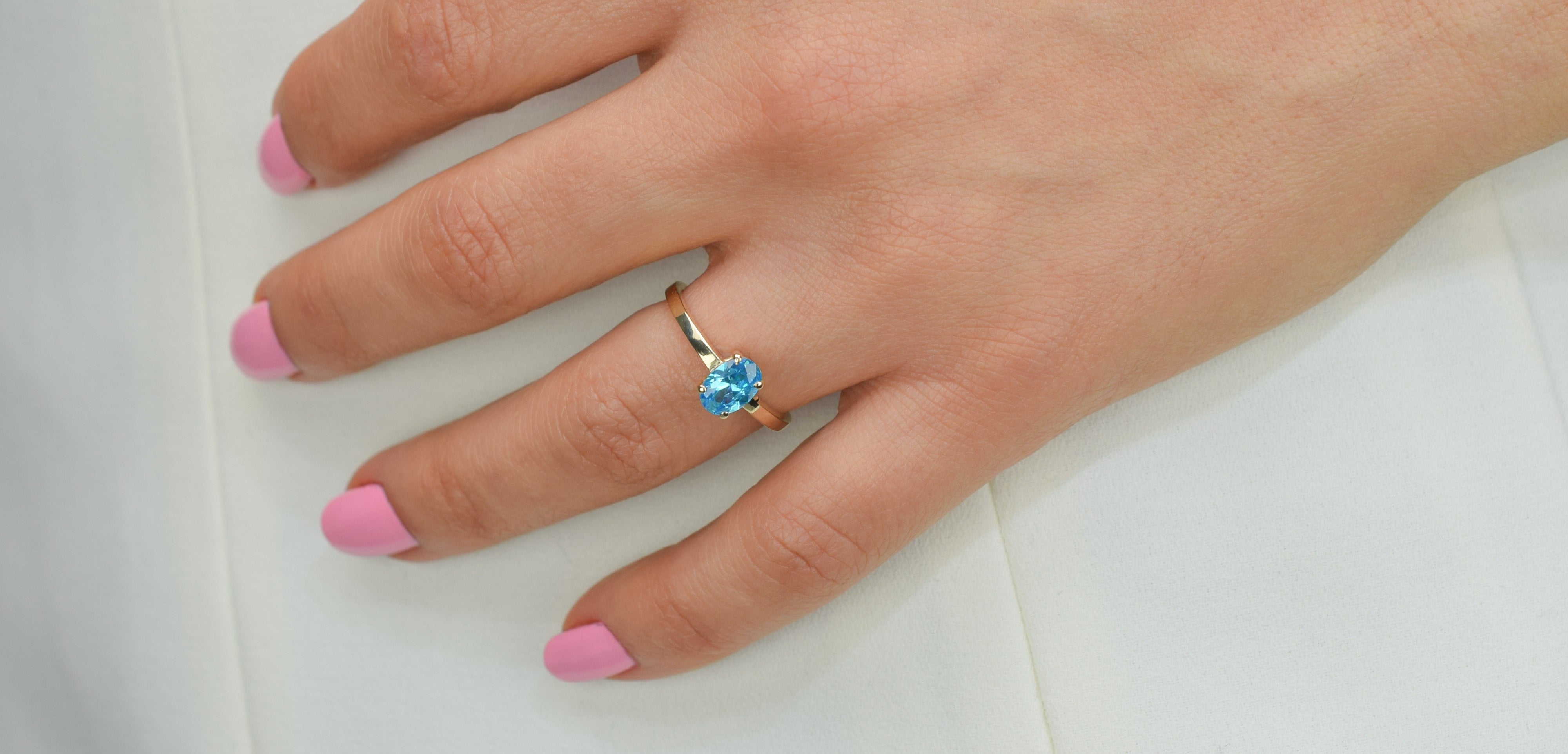 14k topaas ring, topaas ring goud, 14k gouden ring, natuurlijke topaas ring, birthstone ring, geboortesteen november, swarovski blauwe topaas, verlovingsring, elgante ring goud, blauwe steen ring