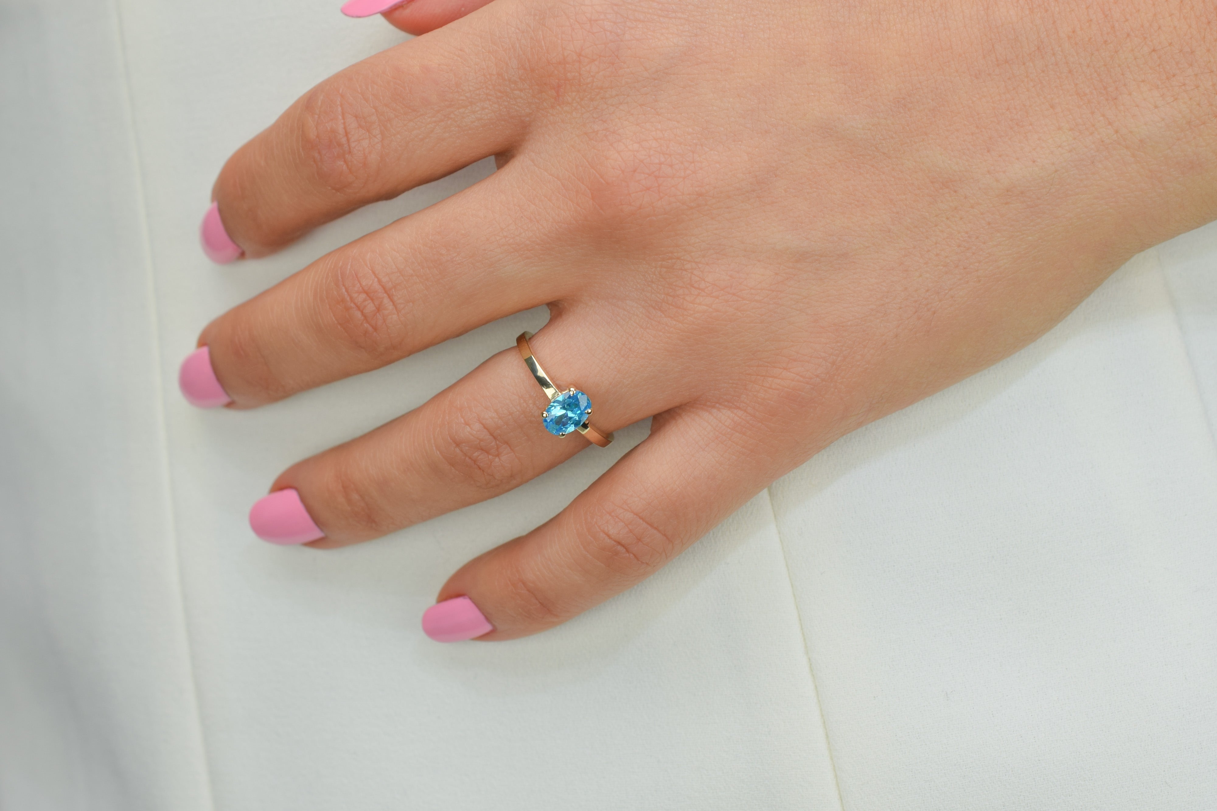 14k topaas ring, topaas ring goud, 14k gouden ring, natuurlijke topaas ring, birthstone ring, geboortesteen november, swarovski blauwe topaas, verlovingsring, elgante ring goud, blauwe steen ring