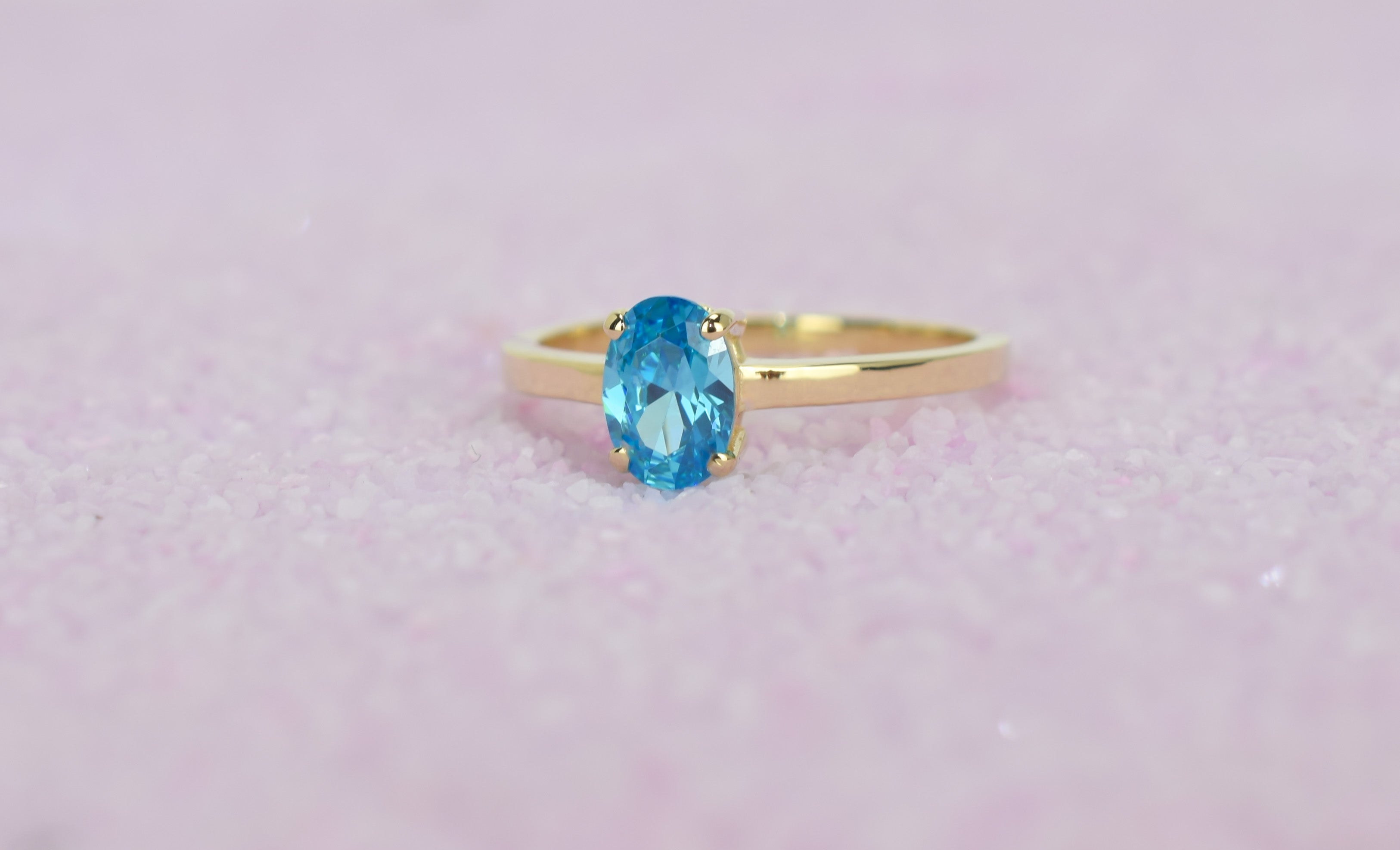 14k swarovski topaas ring, swarovski blauwe ring, 14k gouden ring, geboortesteen ring, 14k ovale topaas ring, natuurlijke topaas ring, birthstone ringen, geboortesteen ring, topaas ring goud, ovaal geslepen ring, 14k solitaire ring