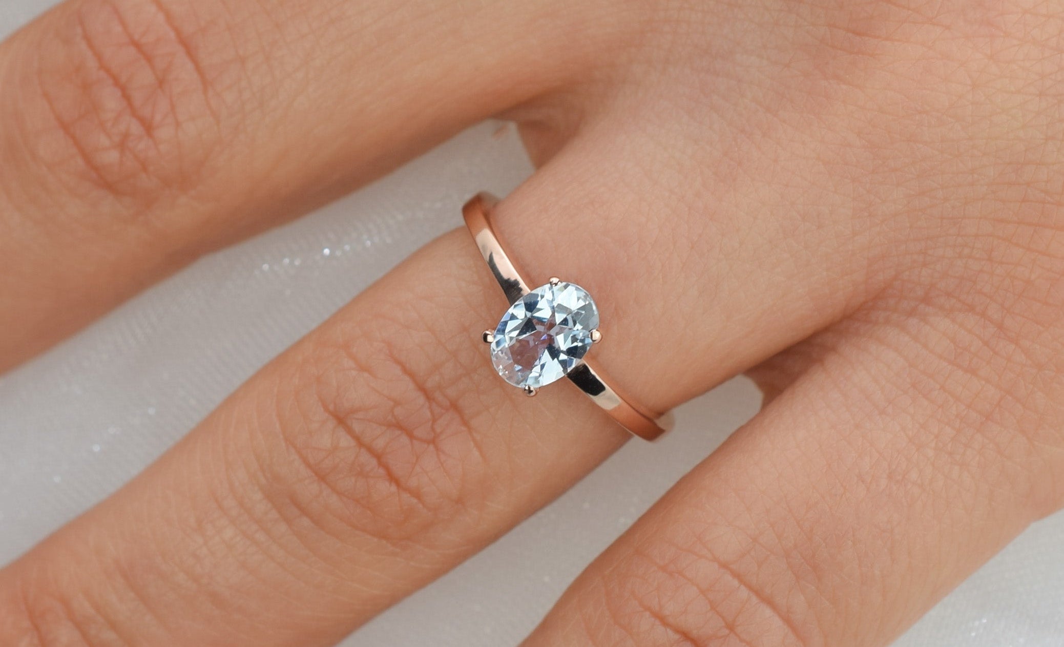 14k goud topaas ring, licht blauw topaas ring, natuurlijke topaas ring goud, ovaal geslepen rose ring, verlovingsring goud, rose gouden birthstone ring, birthstone sieraden, geboorte steen ring, swarovski ring, 14k swarovski ring, swarovski topaas ring