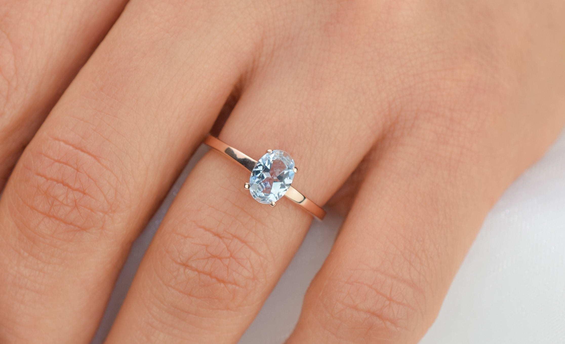 14k goud topaas ring, licht blauw topaas ring, natuurlijke topaas ring goud, ovaal geslepen rose ring, verlovingsring goud, rose gouden birthstone ring, birthstone sieraden, geboorte steen ring, swarovski ring, 14k swarovski ring, swarovski topaas ring