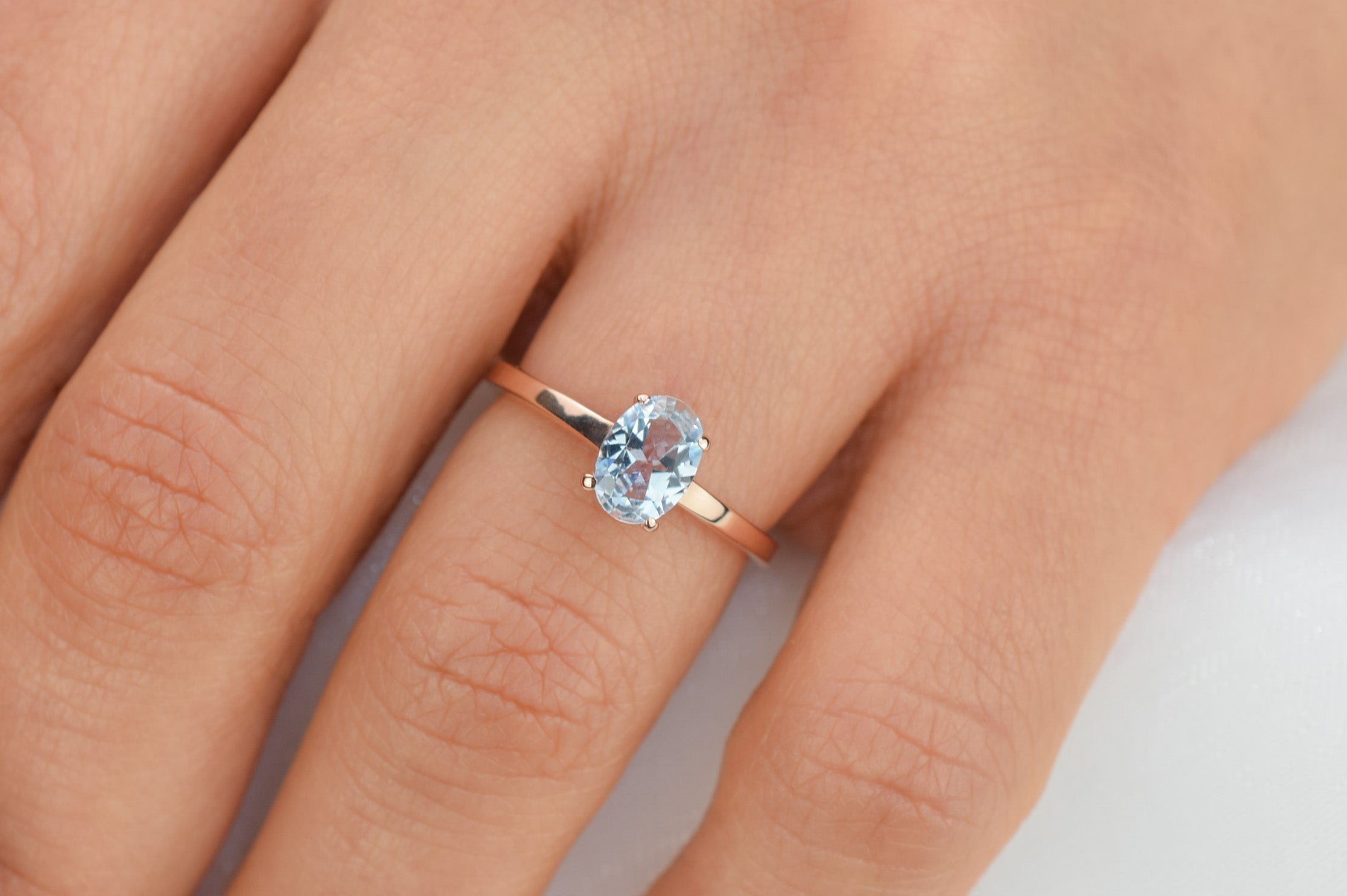 14k goud topaas ring, licht blauw topaas ring, natuurlijke topaas ring goud, ovaal geslepen rose ring, verlovingsring goud, rose gouden birthstone ring, birthstone sieraden, geboorte steen ring, swarovski ring, 14k swarovski ring, swarovski topaas ring