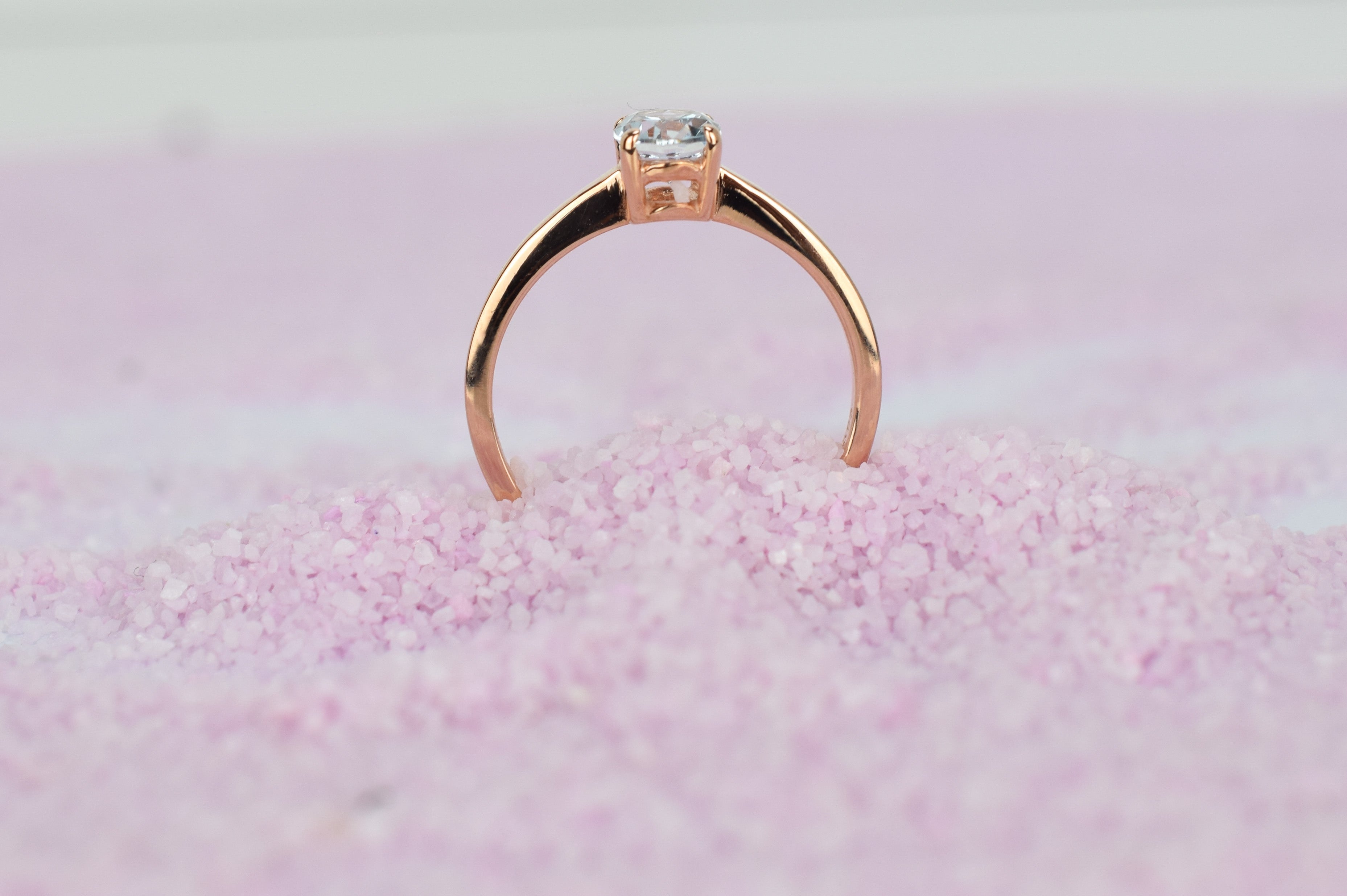 14k goud topaas ring, licht blauw topaas ring, natuurlijke topaas ring goud, ovaal geslepen rose ring, verlovingsring goud, rose gouden birthstone ring, birthstone sieraden, geboorte steen ring, swarovski ring, 14k swarovski ring, swarovski topaas ring