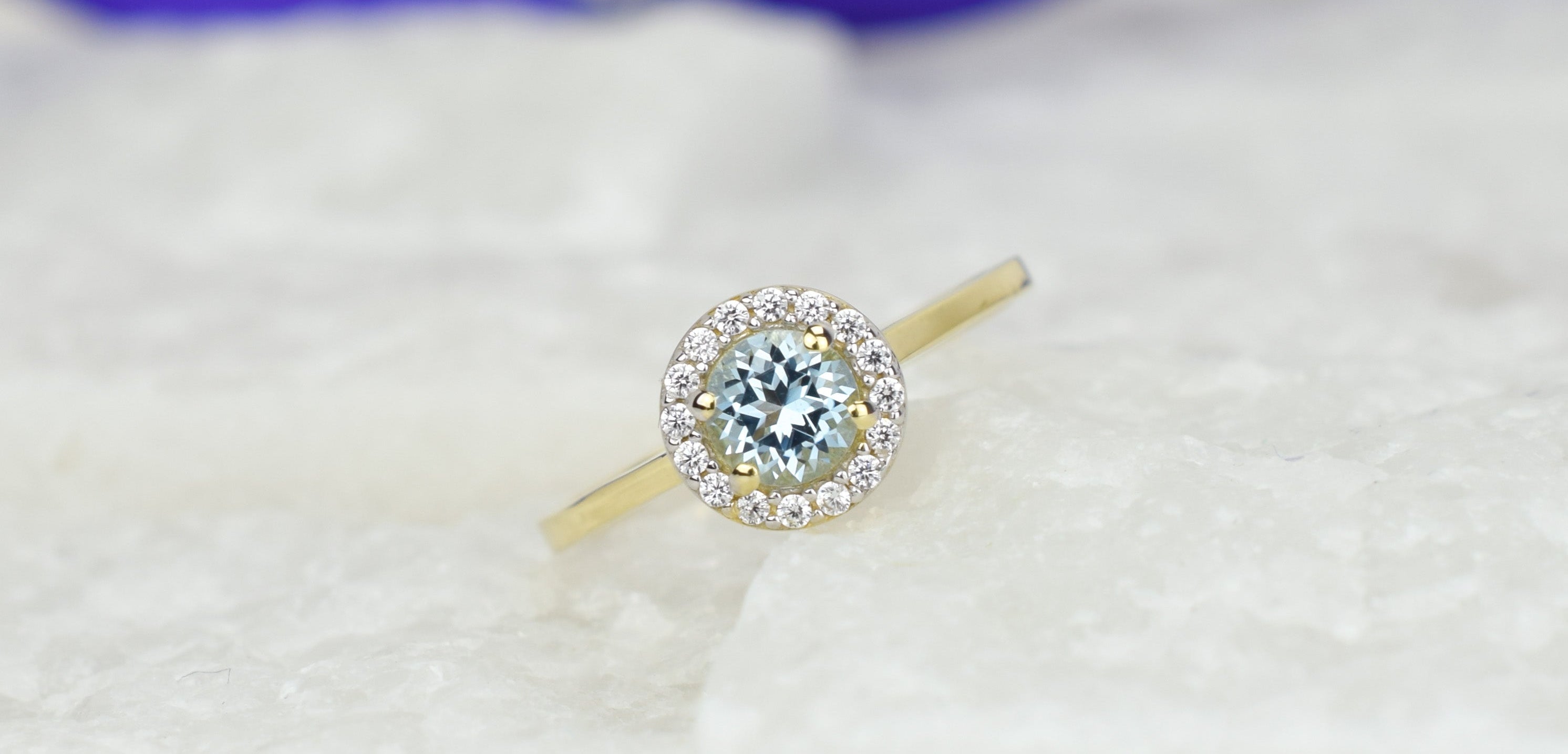 14k swarovski ring, swarovski goud, swarovski topaas ring, ring birthstone, november geboortesteen, ronde topaas ring, 14k gouden ring, 14k ronde blauwe steen ring