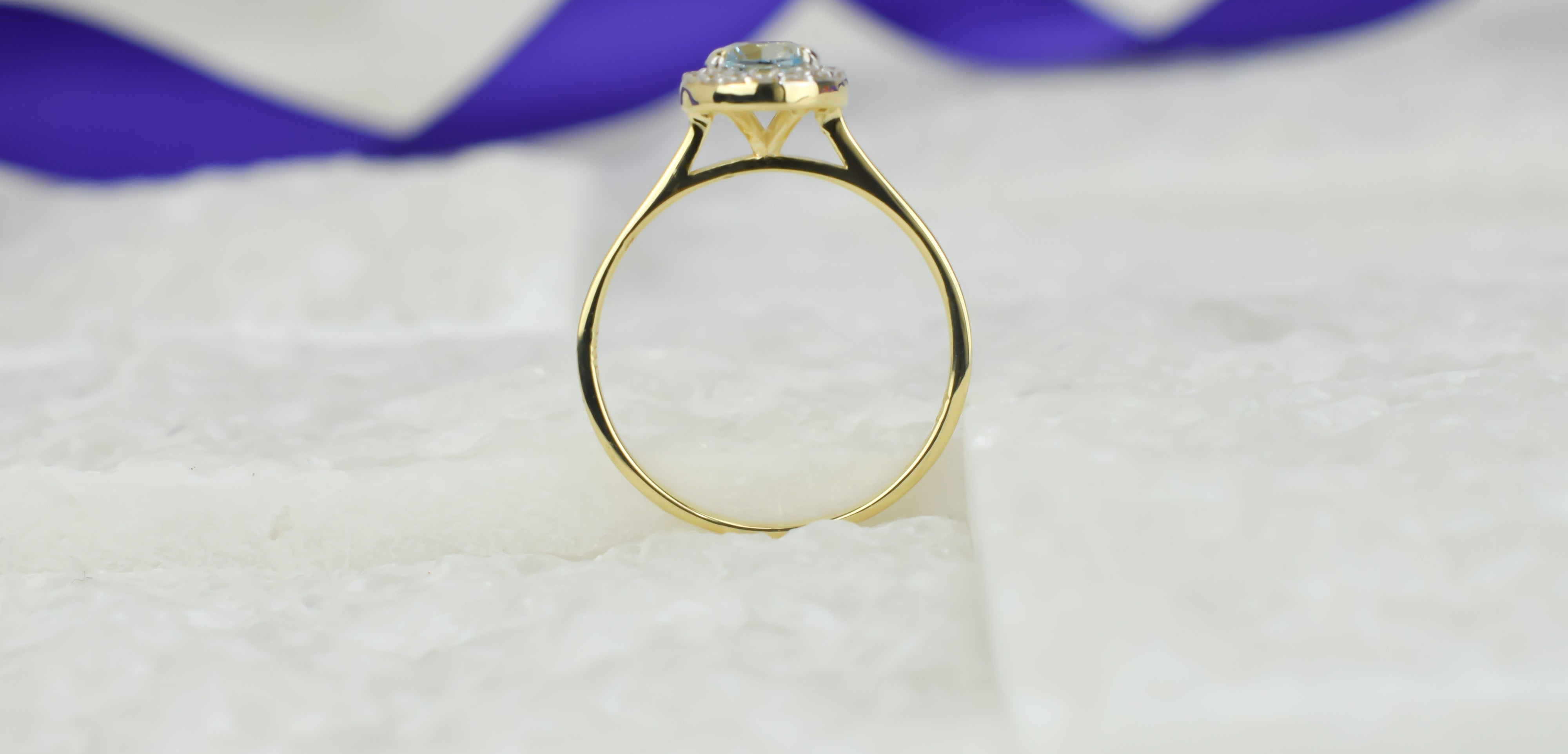 14k swarovski ring, swarovski goud, swarovski topaas ring, ring birthstone, november geboortesteen, ronde topaas ring, 14k gouden ring, 14k ronde blauwe steen ring