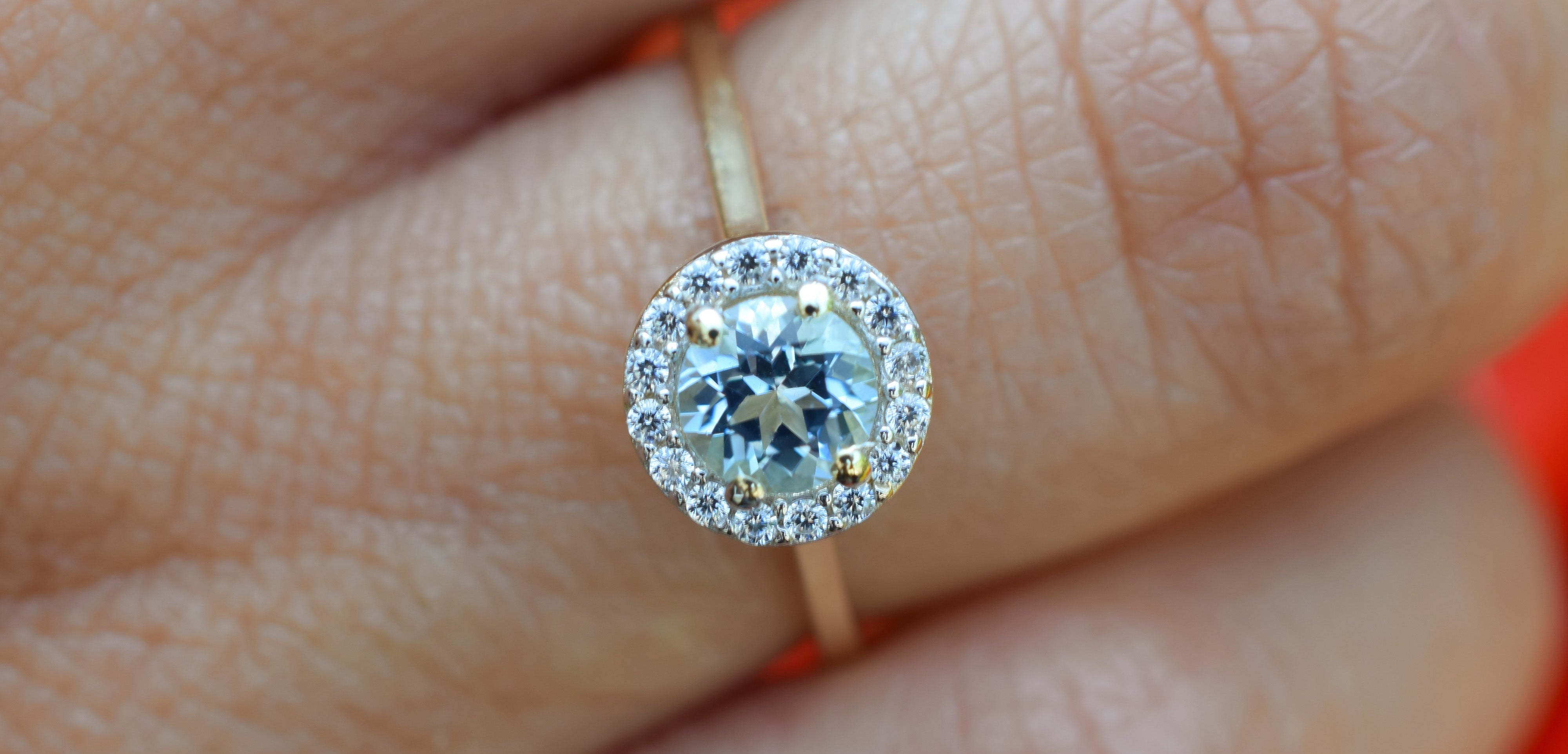 14k swarovski ring, swarovski goud, swarovski topaas ring, ring birthstone, november geboortesteen, ronde topaas ring, 14k gouden ring, 14k ronde blauwe steen ring