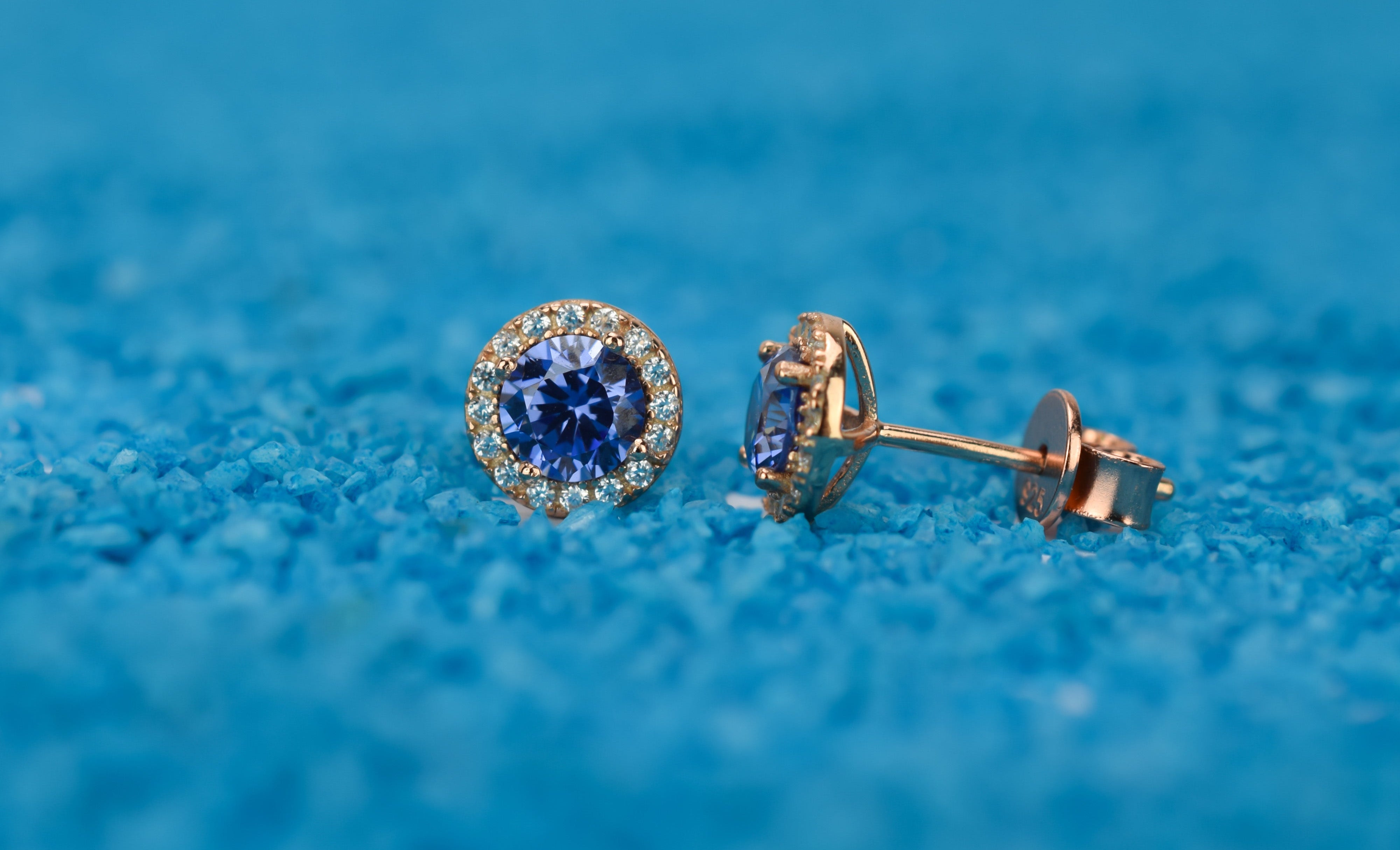 Tanaziet oorbellen, blauwe tanaziet oorknoppen, gouden tanaziet oorknoppen, oorbellen birthstone, geboortestenen oorbellen, blauwe oorbellen, blauwe oorbellen tanaziet, paarse oorbellen, violette oorbellen, roze gouden oorbellen blauw, zilveren birthstone sieraden