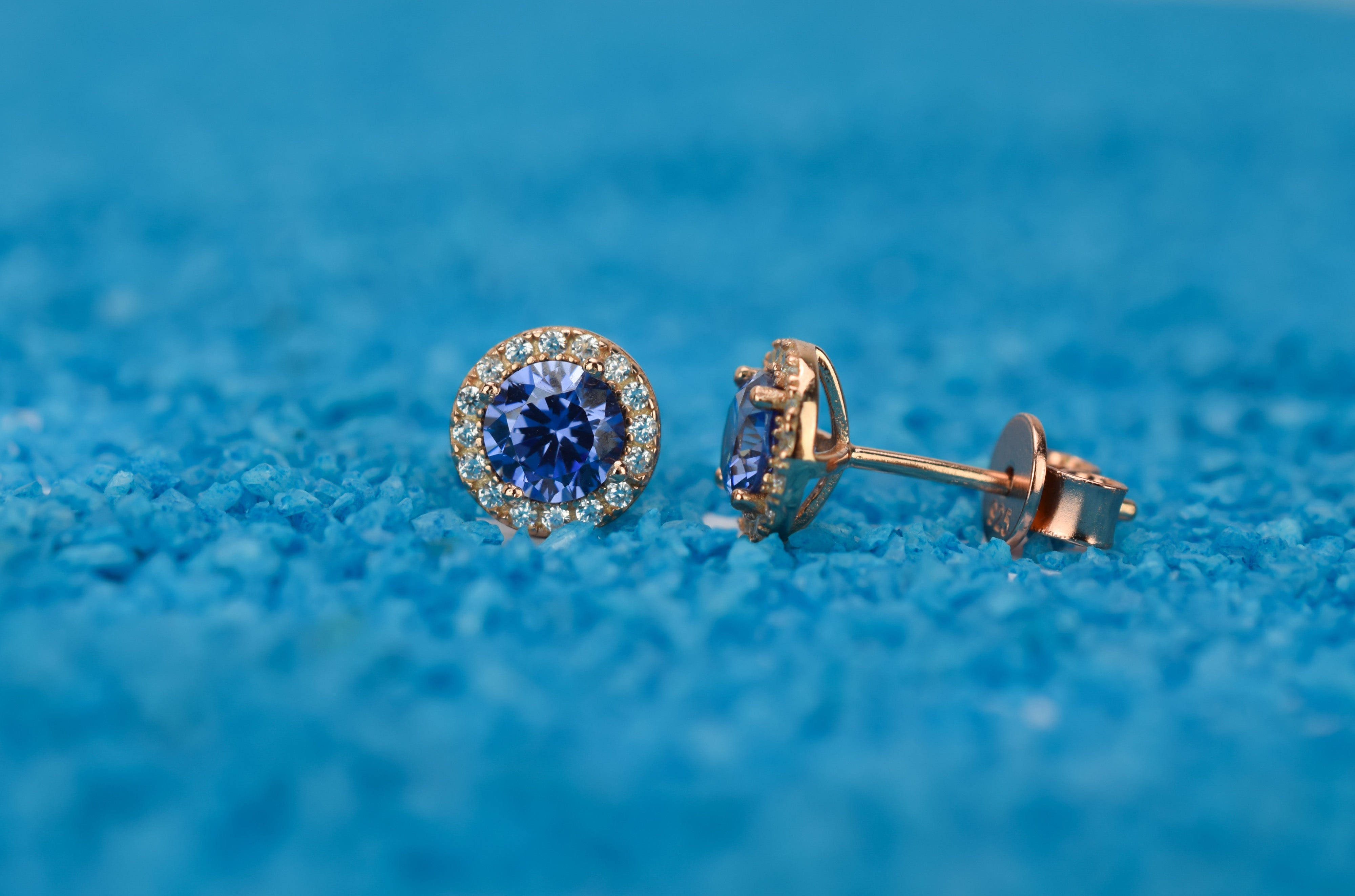 Tanaziet oorbellen, blauwe tanaziet oorknoppen, gouden tanaziet oorknoppen, oorbellen birthstone, geboortestenen oorbellen, blauwe oorbellen, blauwe oorbellen tanaziet, paarse oorbellen, violette oorbellen, roze gouden oorbellen blauw, zilveren birthstone sieraden