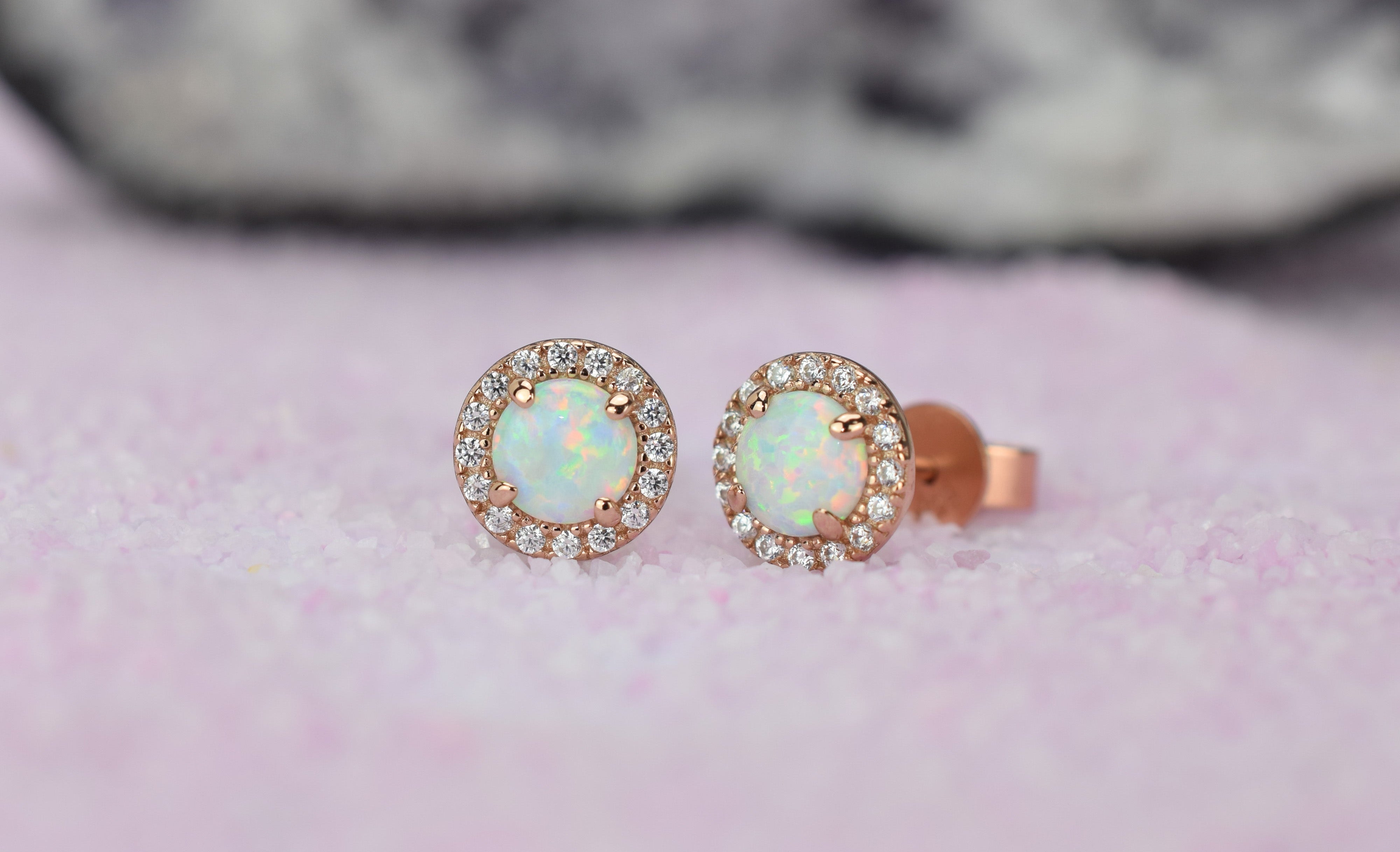 Opaal oorbellen gouden opaal oorbellen, opaal zilveren oorbellen, rosegouden opaal oorbellen, ronde opaal oorbellen, witte stenen oorbellen, birthstone opal, geboortesteen oorbellen, sieraden opaal, oktober sieraden, opaal ronde oorknoppen
