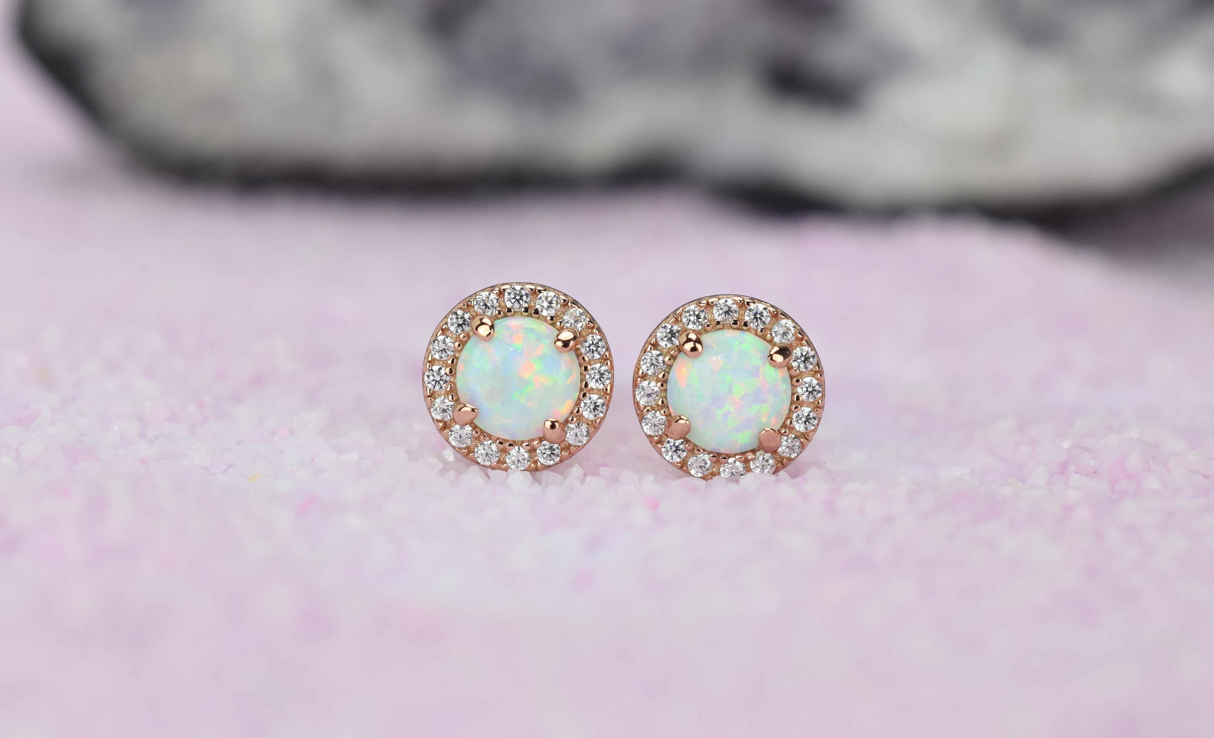 Opaal oorbellen gouden opaal oorbellen, opaal zilveren oorbellen, rosegouden opaal oorbellen, ronde opaal oorbellen, witte stenen oorbellen, birthstone opal, geboortesteen oorbellen, sieraden opaal, oktober sieraden, opaal ronde oorknoppen