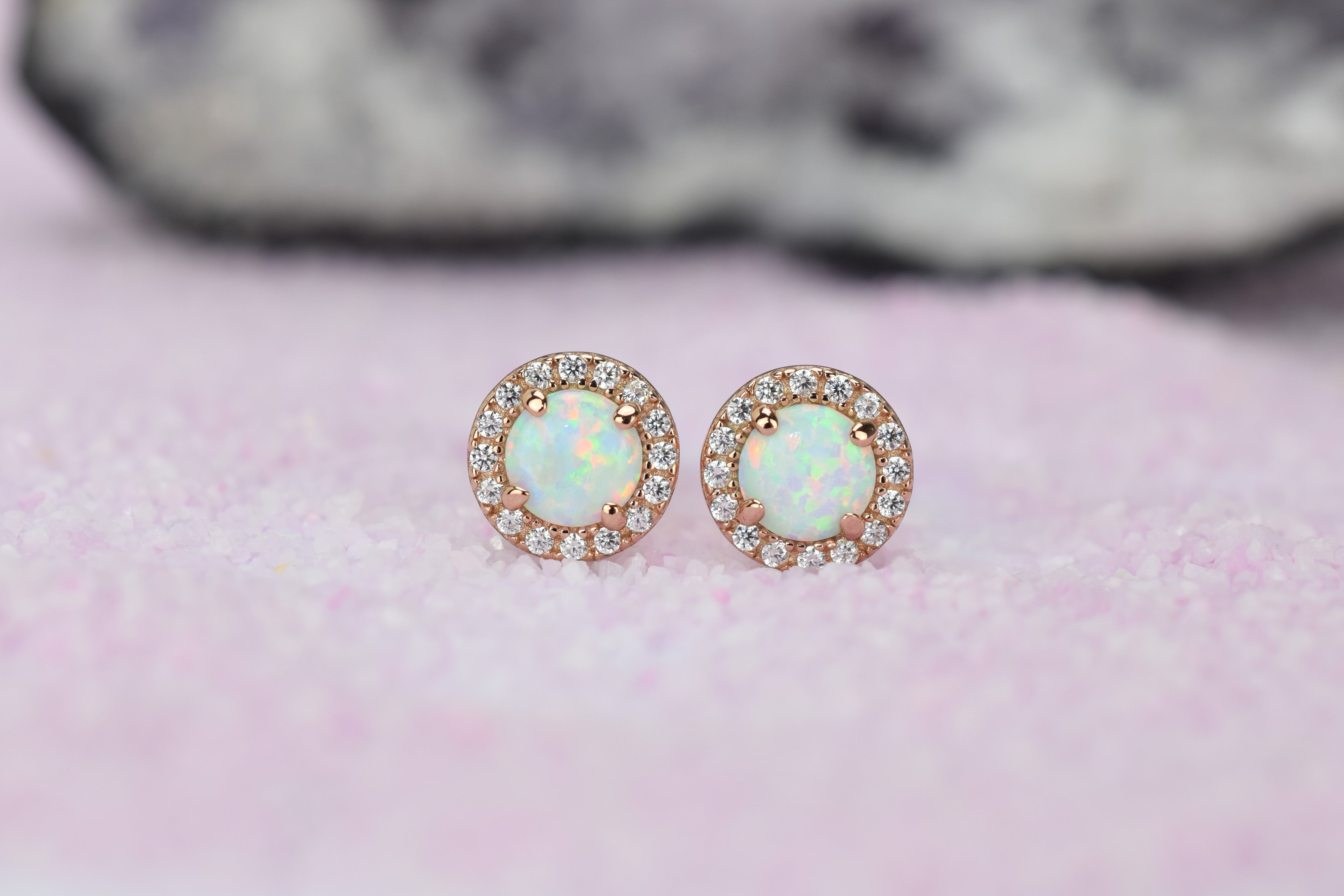 Opaal oorbellen gouden opaal oorbellen, opaal zilveren oorbellen, rosegouden opaal oorbellen, ronde opaal oorbellen, witte stenen oorbellen, birthstone opal, geboortesteen oorbellen, sieraden opaal, oktober sieraden, opaal ronde oorknoppen