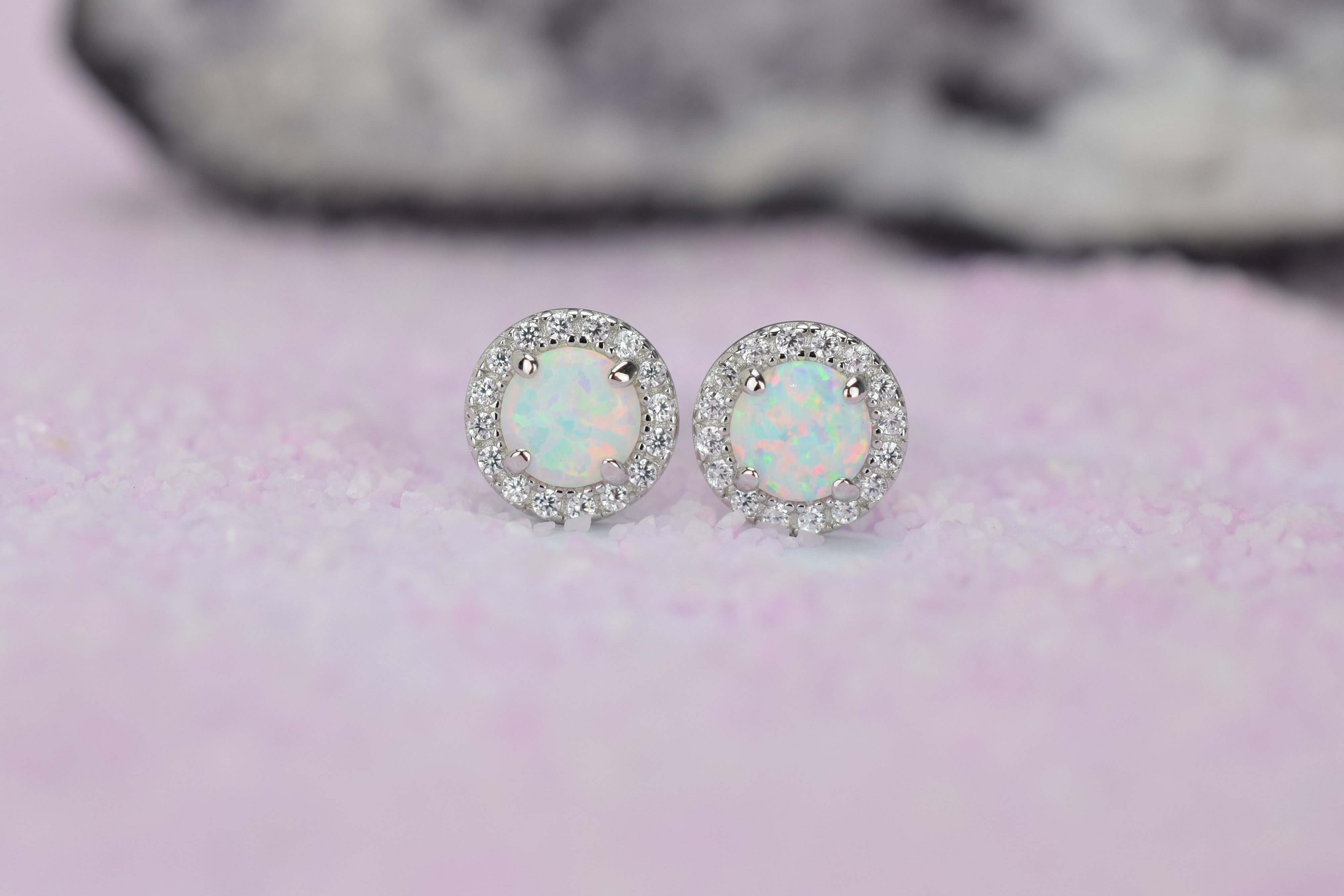 Opaal oorbellen gouden opaal oorbellen, opaal zilveren oorbellen, rosegouden opaal oorbellen, ronde opaal oorbellen, witte stenen oorbellen, birthstone opal, geboortesteen oorbellen, sieraden opaal, oktober sieraden, opaal ronde oorknoppen