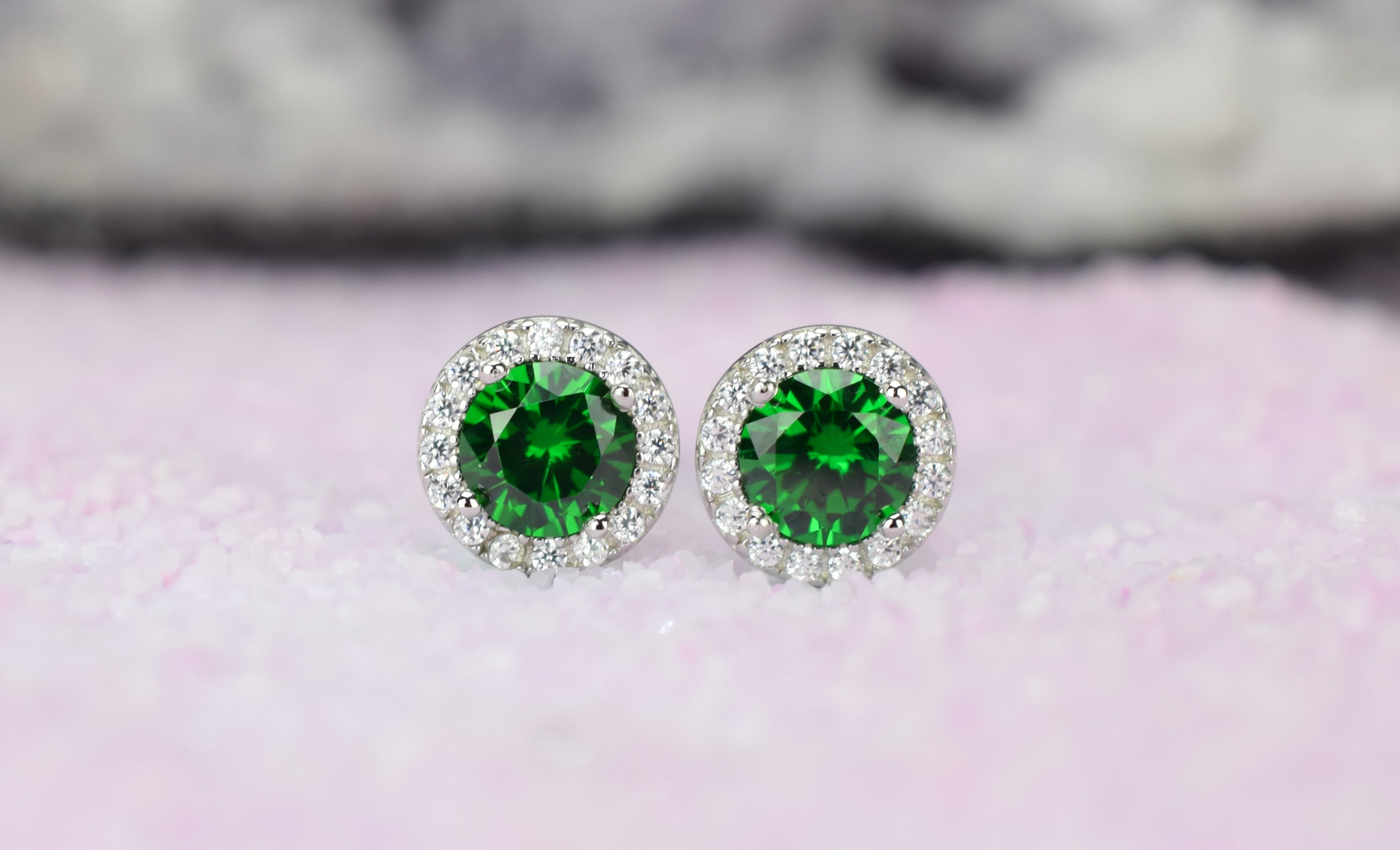 Smaragd oorbellen, gouden smaragd oorbellen, zilver smaragd oorknoppen, rosegouden smaragd oorbellen, oorbellen emarald oorbellen, birthstone oorbellen, groene oorbellen, ronde groene oorbellen, smaragd geboorte steen oorbellen, smaragd groene oorknoppen