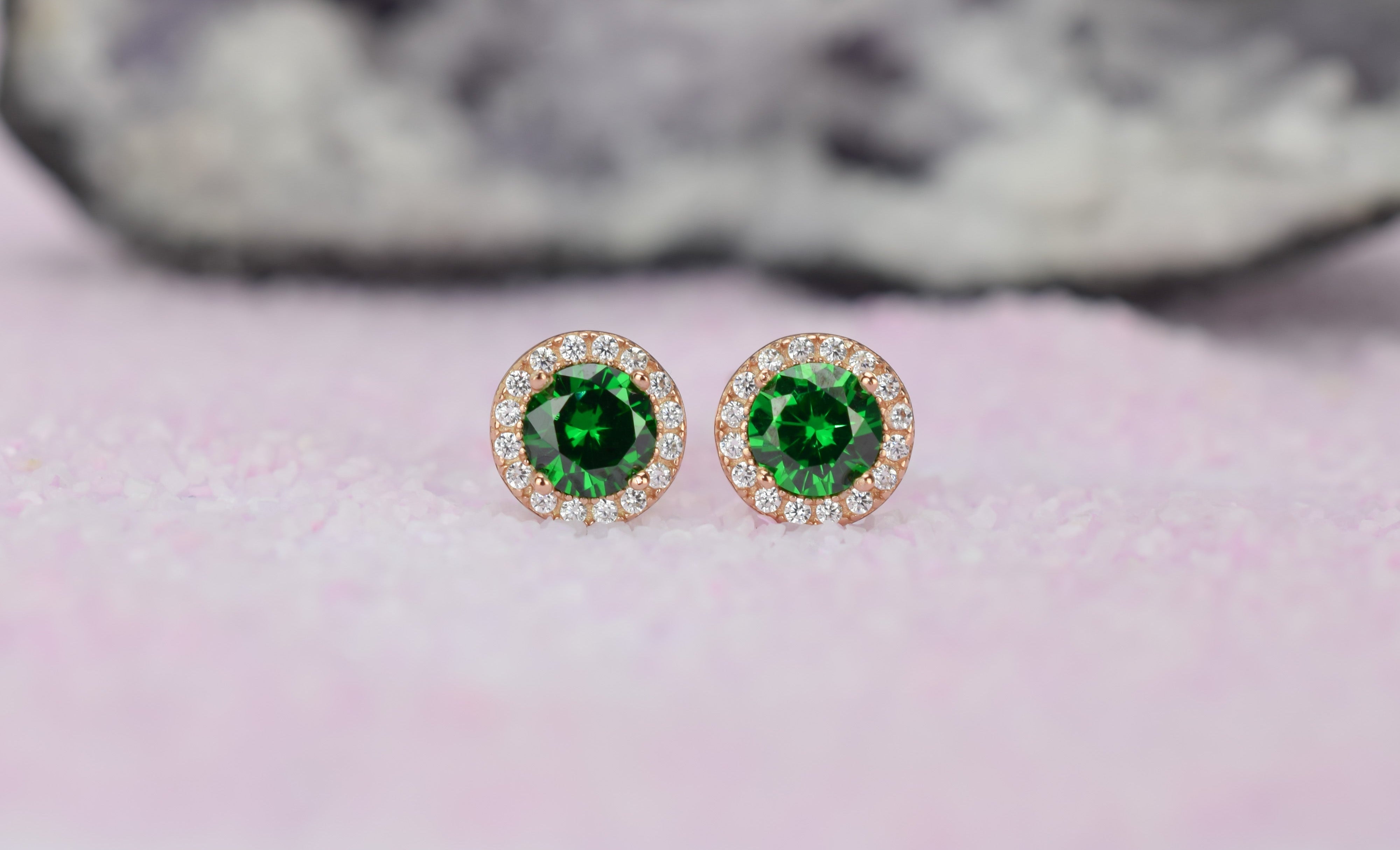 Smaragd oorbellen, gouden smaragd oorbellen, zilver smaragd oorknoppen, rosegouden smaragd oorbellen, oorbellen emarald oorbellen, birthstone oorbellen, groene oorbellen, ronde groene oorbellen, smaragd geboorte steen oorbellen, smaragd groene oorknoppen