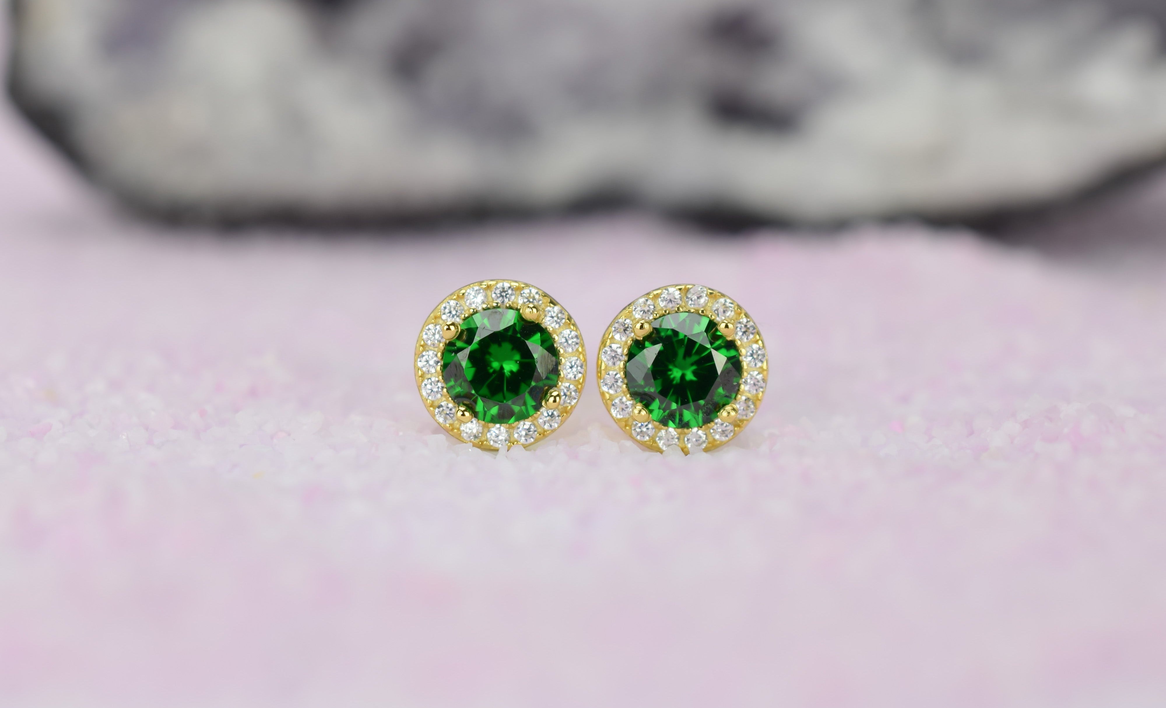 Smaragd oorbellen, gouden smaragd oorbellen, zilver smaragd oorknoppen, rosegouden smaragd oorbellen, oorbellen emarald oorbellen, birthstone oorbellen, groene oorbellen, ronde groene oorbellen, smaragd geboorte steen oorbellen, smaragd groene oorknoppen