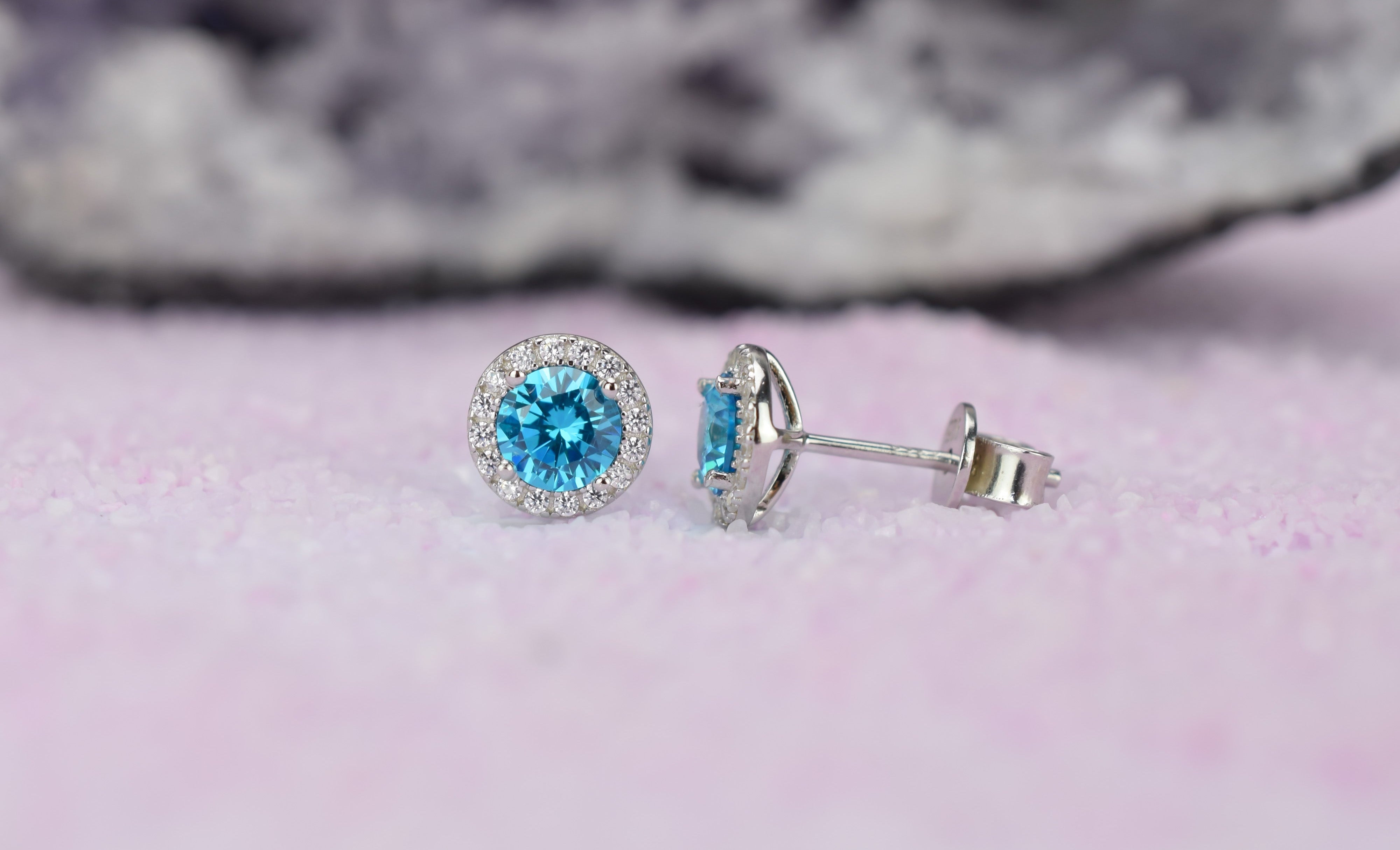 Aquamarijn soorbellen, oorbellen aquamarijn goud, zilveren aquamarijn oorbellen, blauwe oorbellen, ronde oorsieraden, aquamarijn sieraden, birthstone oorbellen, geboortesteen oorbellen maart, natturstenen aquamarijn, halo oorbellen, aquamarijn rosegoud oorbellen