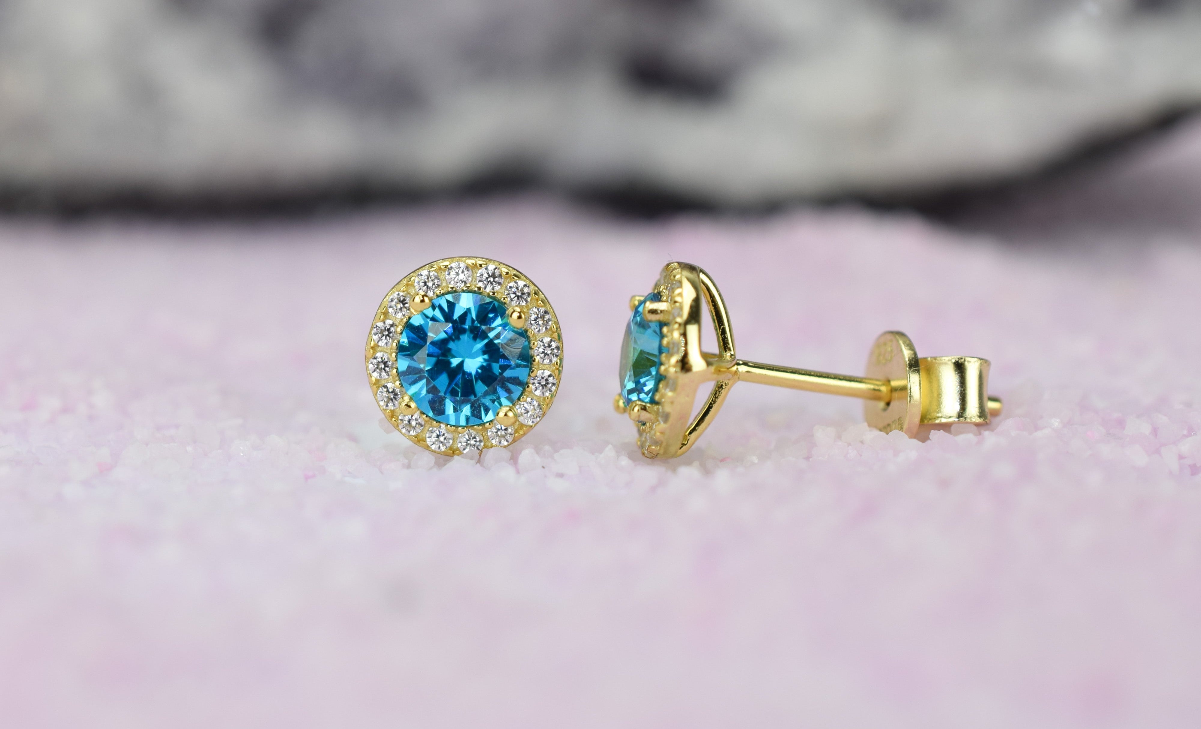 Aquamarijn soorbellen, oorbellen aquamarijn goud, zilveren aquamarijn oorbellen, blauwe oorbellen, ronde oorsieraden, aquamarijn sieraden, birthstone oorbellen, geboortesteen oorbellen maart, natturstenen aquamarijn, halo oorbellen, aquamarijn rosegoud oorbellen