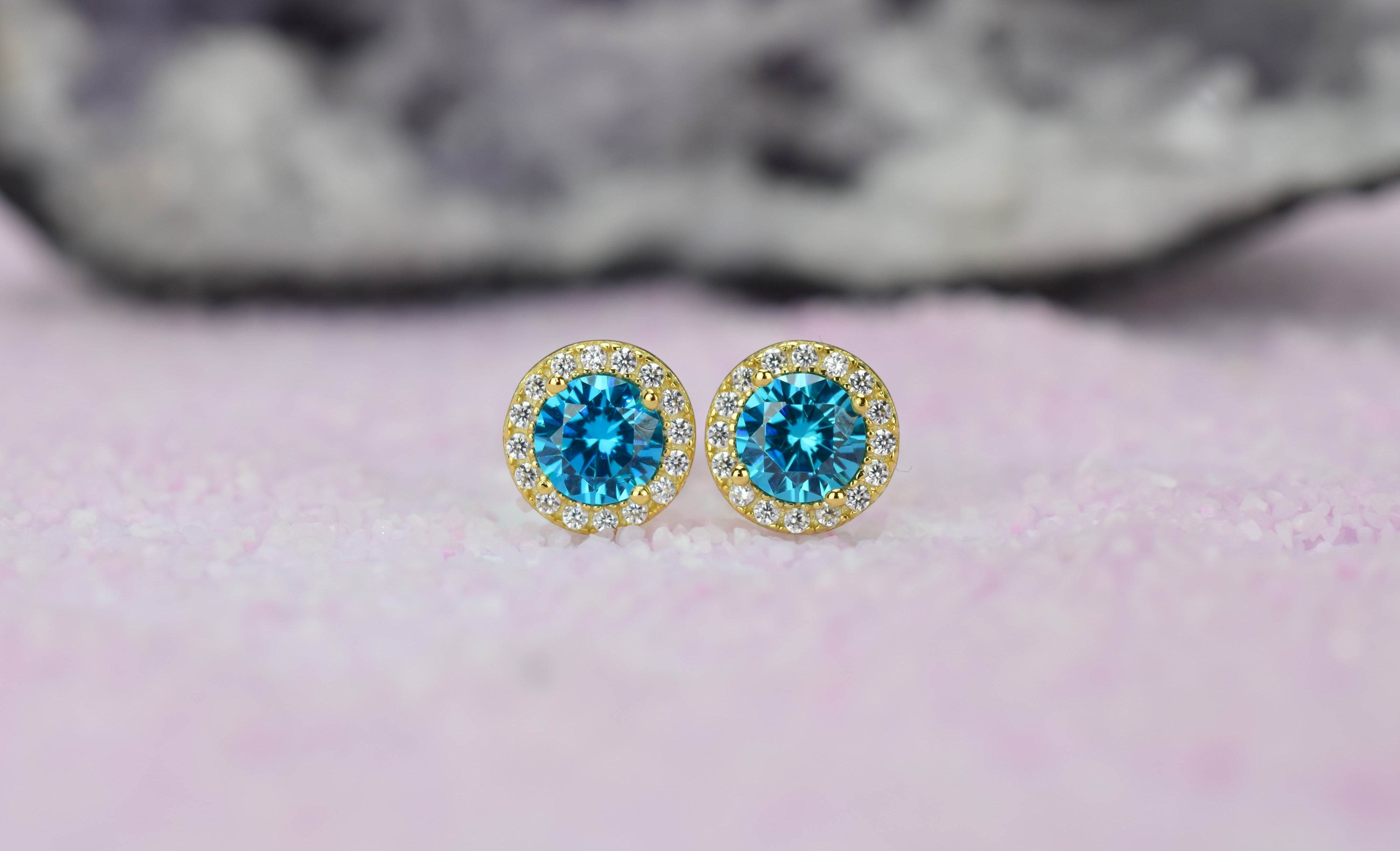 Aquamarijn soorbellen, oorbellen aquamarijn goud, zilveren aquamarijn oorbellen, blauwe oorbellen, ronde oorsieraden, aquamarijn sieraden, birthstone oorbellen, geboortesteen oorbellen maart, natturstenen aquamarijn, halo oorbellen, aquamarijn rosegoud oorbellen