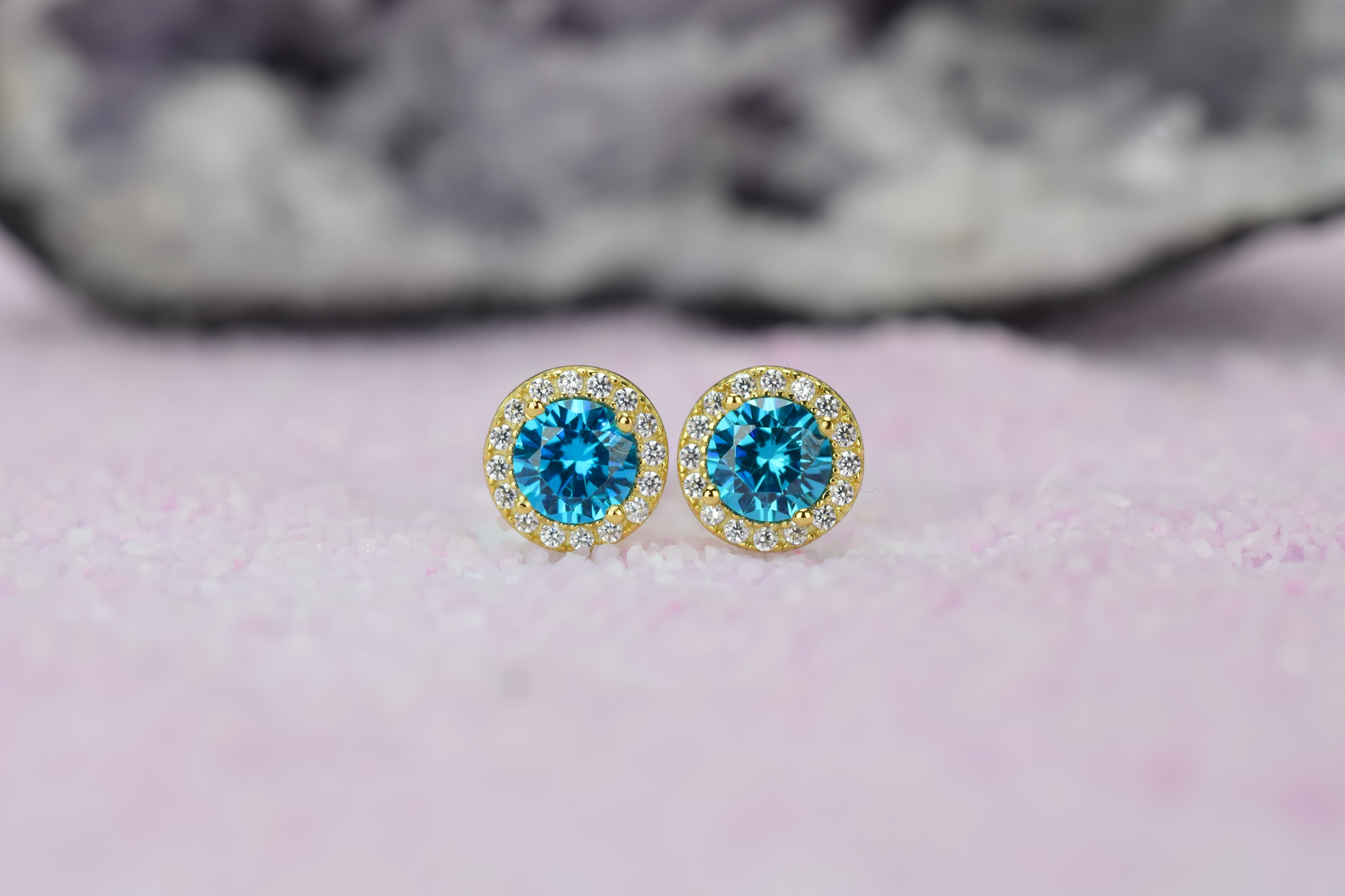 Aquamarijn soorbellen, oorbellen aquamarijn goud, zilveren aquamarijn oorbellen, blauwe oorbellen, ronde oorsieraden, aquamarijn sieraden, birthstone oorbellen, geboortesteen oorbellen maart, natturstenen aquamarijn, halo oorbellen, aquamarijn rosegoud oorbellen