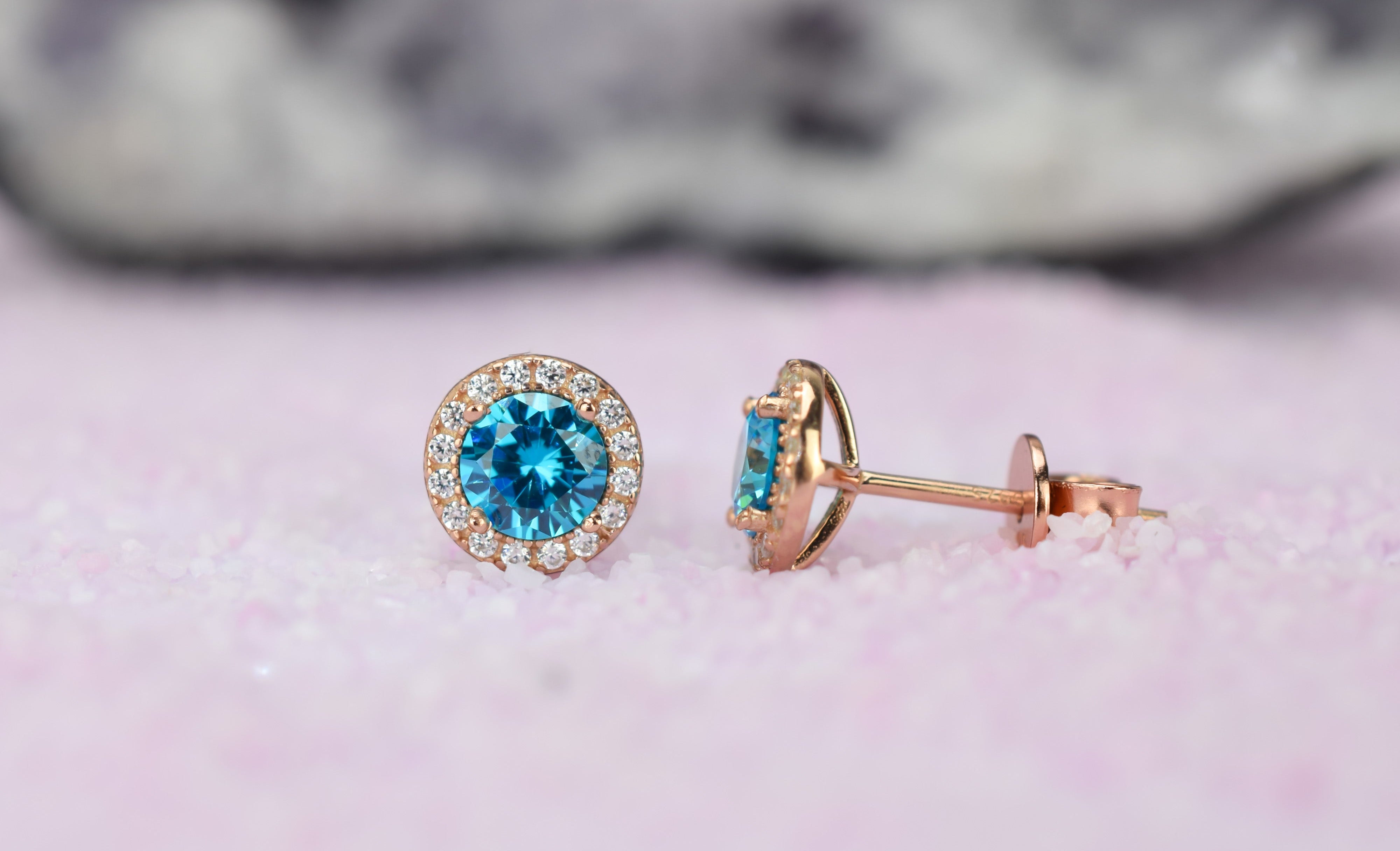 Aquamarijn soorbellen, oorbellen aquamarijn goud, zilveren aquamarijn oorbellen, blauwe oorbellen, ronde oorsieraden, aquamarijn sieraden, birthstone oorbellen, geboortesteen oorbellen maart, natturstenen aquamarijn, halo oorbellen, aquamarijn rosegoud oorbellen