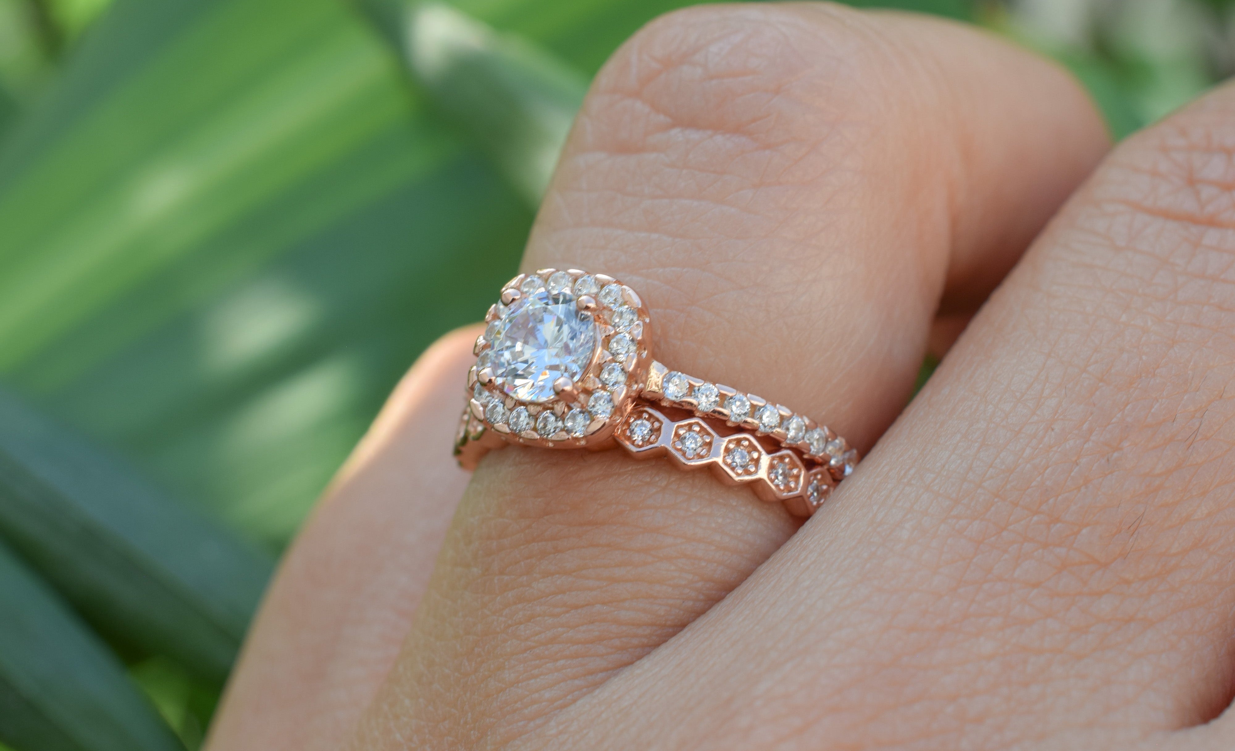 verlovingsring goud, gouden verlovingsring, zilveren verlovingsring, rosegouden verlovingsring, ring met stenen, solitaire zilveren ring met solitaire steen, vierkante ring, zilveren vierkante ring, gouden vierkante ring, ringenset goud, zilveren ringenset solitaire, Honeycomb Ring, Hexagon Ring, ringset, ring set