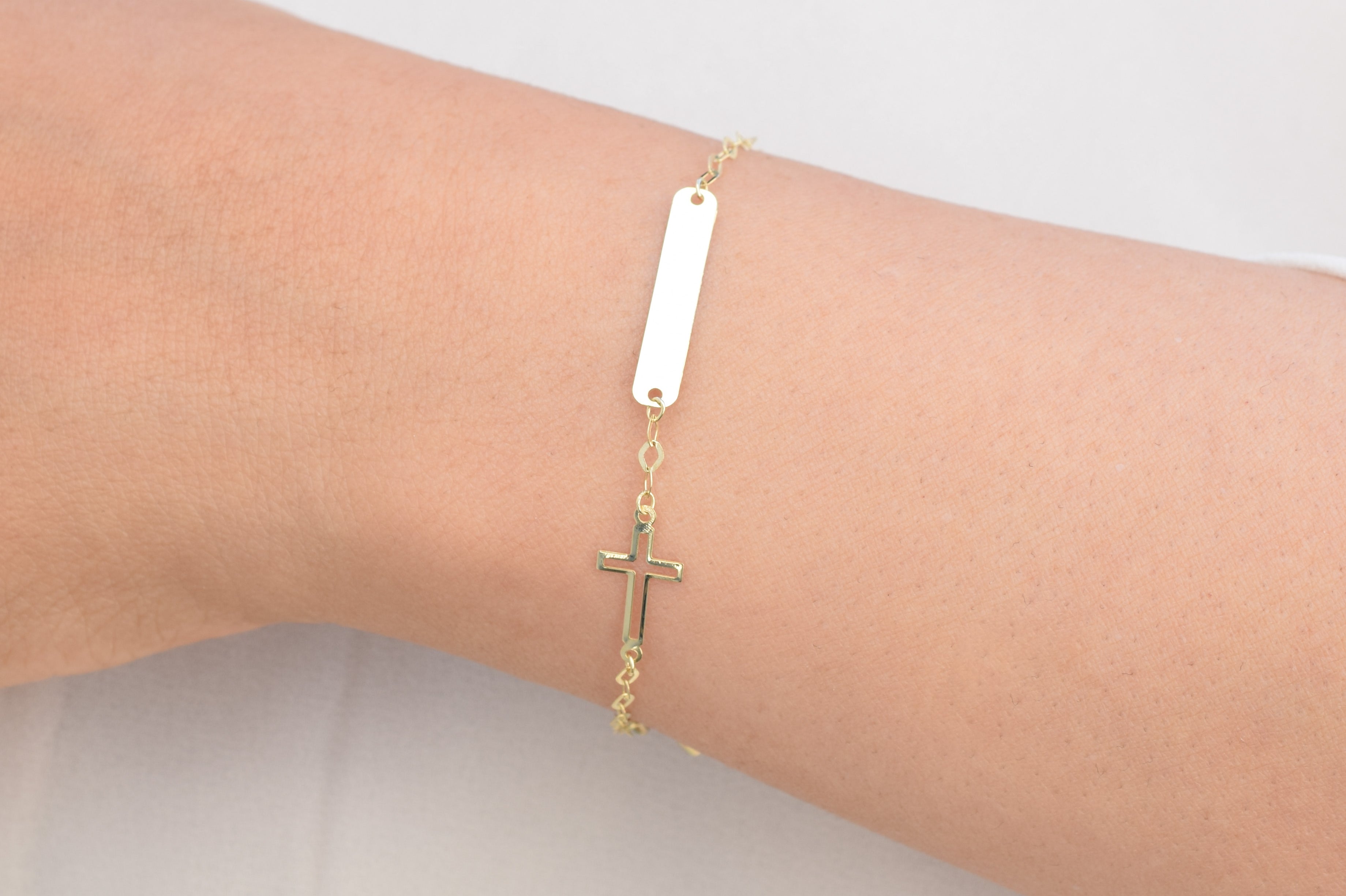 gouden naamplaatje armband, gouden graveerarmband, armand met een naamplaatje, kruis armband goud, 14k naamplaatje armband, naamplaatje baby armband, gouden kruis armband