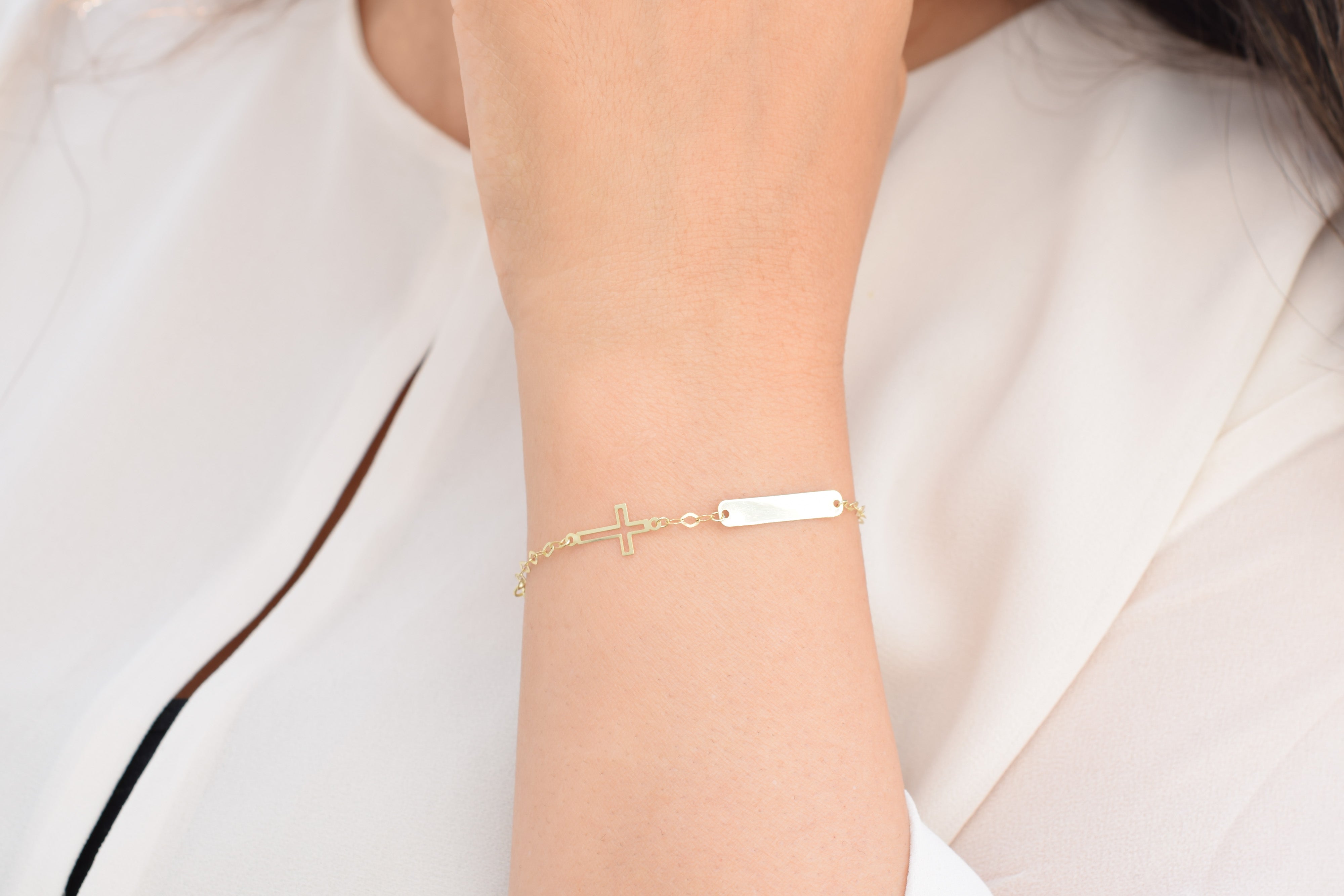 gouden naamplaatje armband, gouden graveerarmband, armand met een naamplaatje, kruis armband goud, 14k naamplaatje armband, naamplaatje baby armband, gouden kruis armband