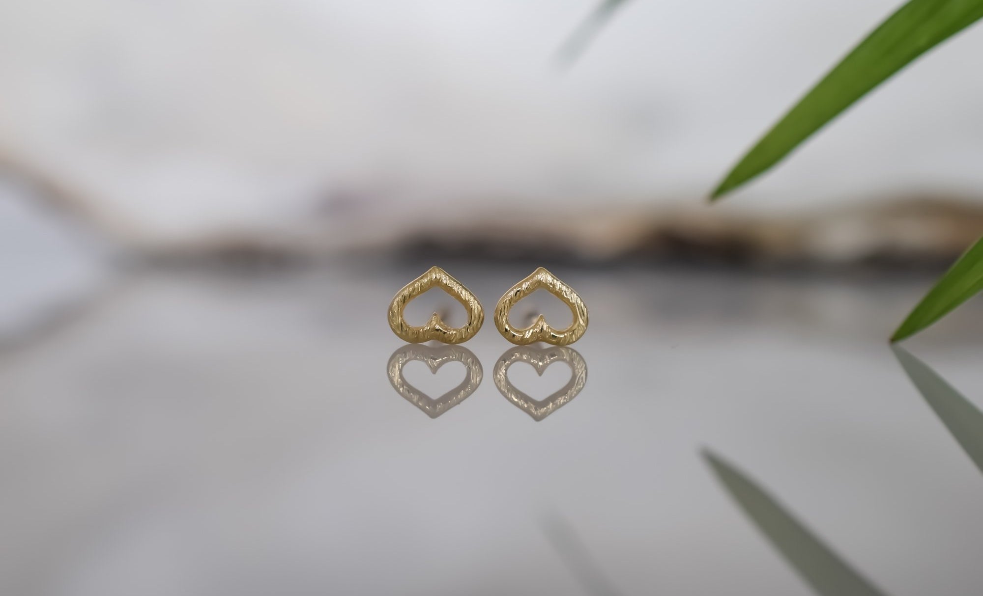 Gouden hart oorknoppen, 14 karaat oorbellen, oorbellen open hartjes, 14k kleine hartjes oorknoppen goud, oorbellen gouden voor dames, kinder gouden oorbellen hartjes, geborstelde goud oorbellen