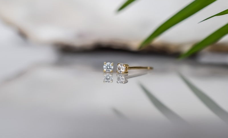 gouden witte oorknoppen, kleine gouden oorbellen met stenen, oorknoppen met witte stenen, gouden oorbellen met ronde stenen