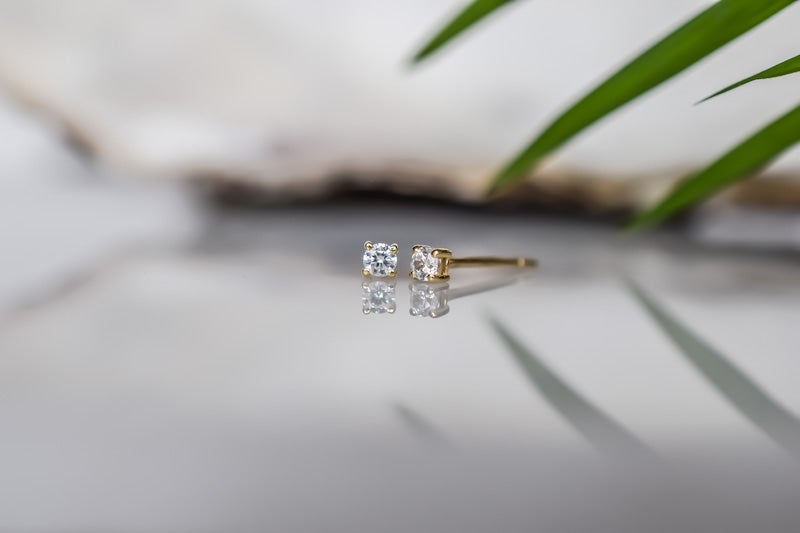 gouden witte oorknoppen, kleine gouden oorbellen met stenen, oorknoppen met witte stenen, gouden oorbellen met ronde stenen