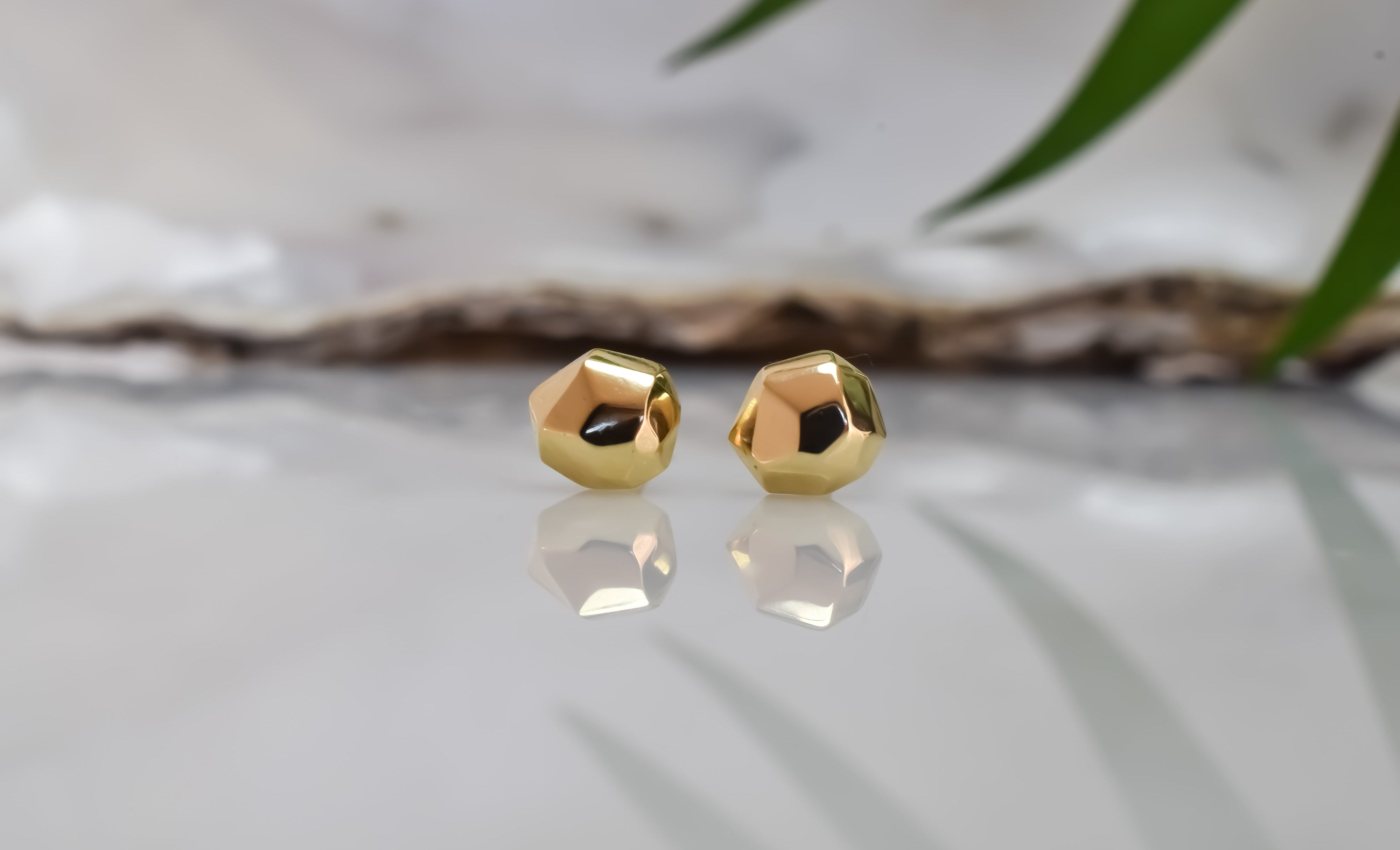 14k oorbellen, oorbellen goud aparte vorm, unieke oorknoppen 14 karaat goud, dames oorbellen goud, sierlijke oorbellen goud, dames oorknoppen 14 karaat