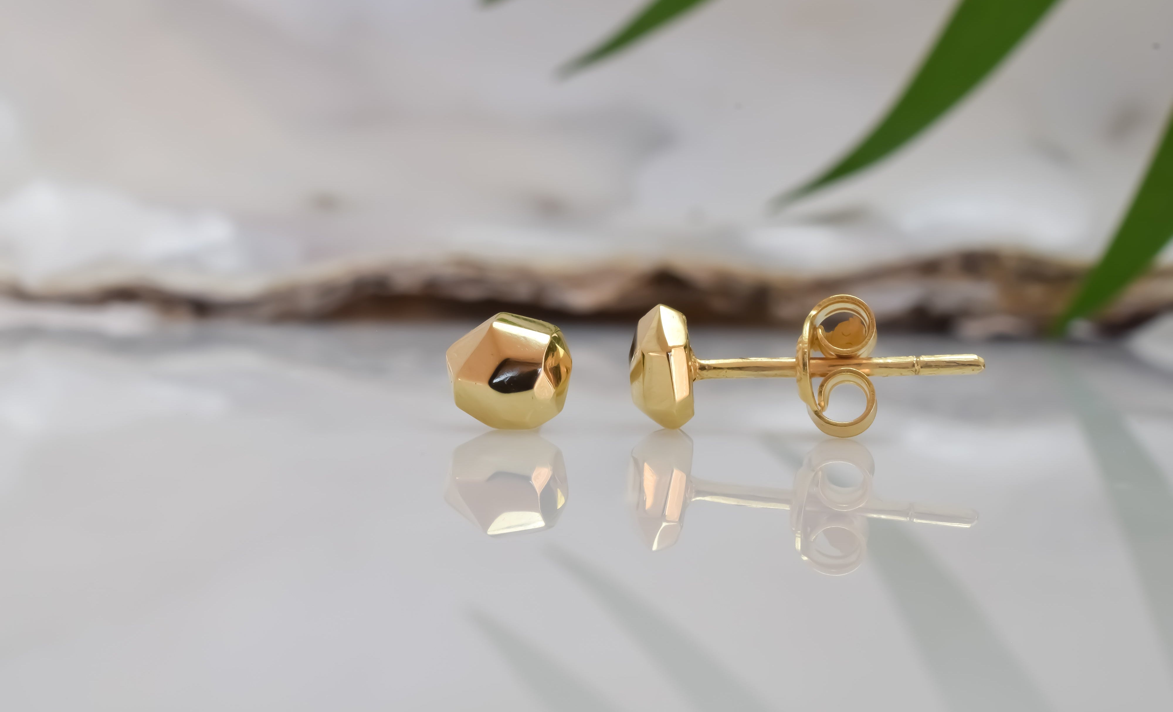 14k oorbellen, oorbellen goud aparte vorm, unieke oorknoppen 14 karaat goud, dames oorbellen goud, sierlijke oorbellen goud, dames oorknoppen 14 karaat