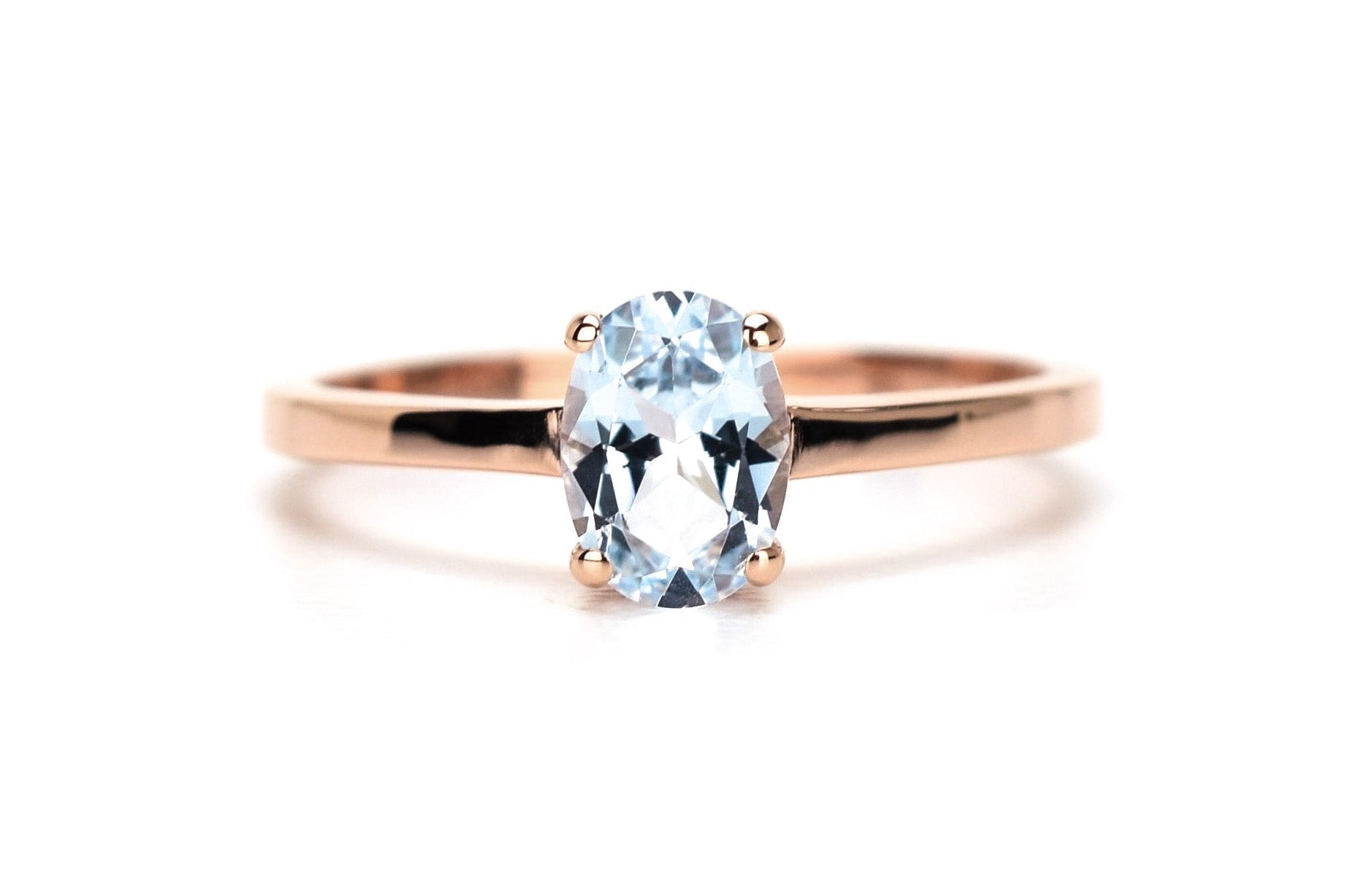 14k goud topaas ring, licht blauw topaas ring, natuurlijke topaas ring goud, ovaal geslepen rose ring, verlovingsring goud, rose gouden birthstone ring, birthstone sieraden, geboorte steen ring, swarovski ring, 14k swarovski ring, swarovski topaas ring