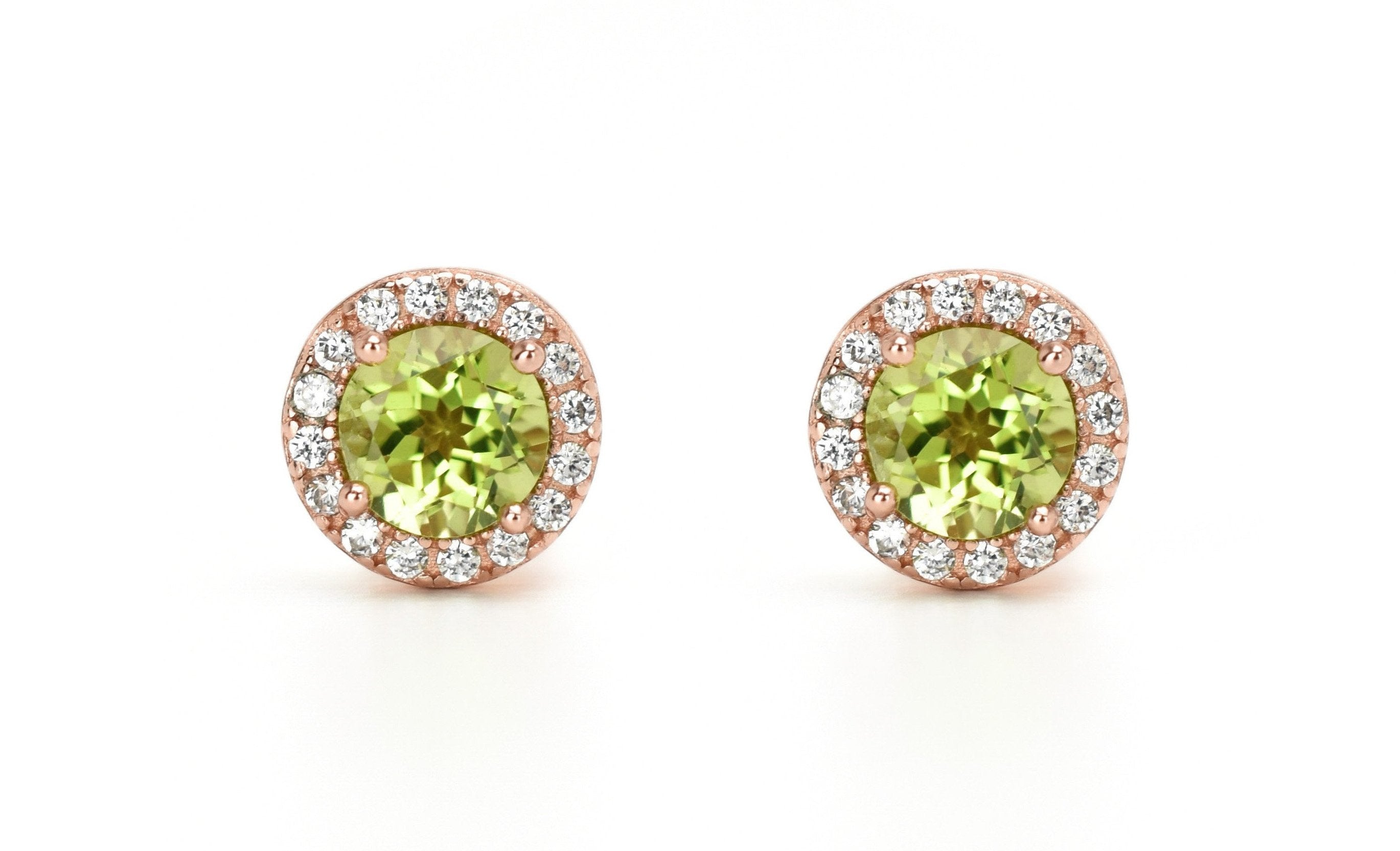 gouden peridoot soorbellen, oorknoppen peridot, groene stenen oorbellen, oorbellen met groene stenen, ooknoppen met licht groene stenen, halo peridoot oorbellen, zilveren peridoot oorbellen, zilveren groenen oorbellen, peridoot sieraden, geboortesteen peridoot, natuurlijke stenen peridoot, birthstone peridoot oorbellen