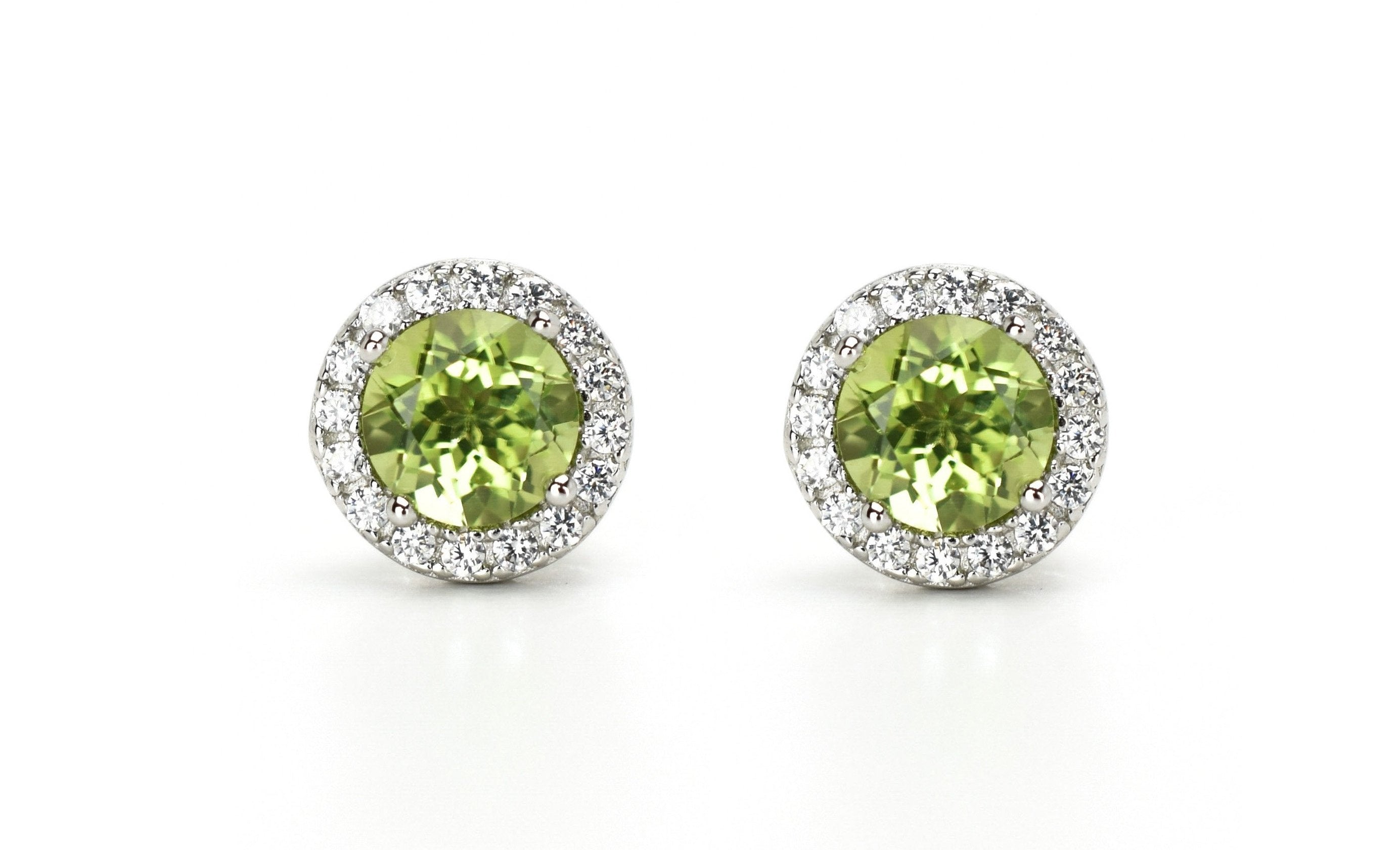 gouden peridoot soorbellen, oorknoppen peridot, groene stenen oorbellen, oorbellen met groene stenen, ooknoppen met licht groene stenen, halo peridoot oorbellen, zilveren peridoot oorbellen, zilveren groenen oorbellen, peridoot sieraden, geboortesteen peridoot, natuurlijke stenen peridoot, birthstone peridoot oorbellen