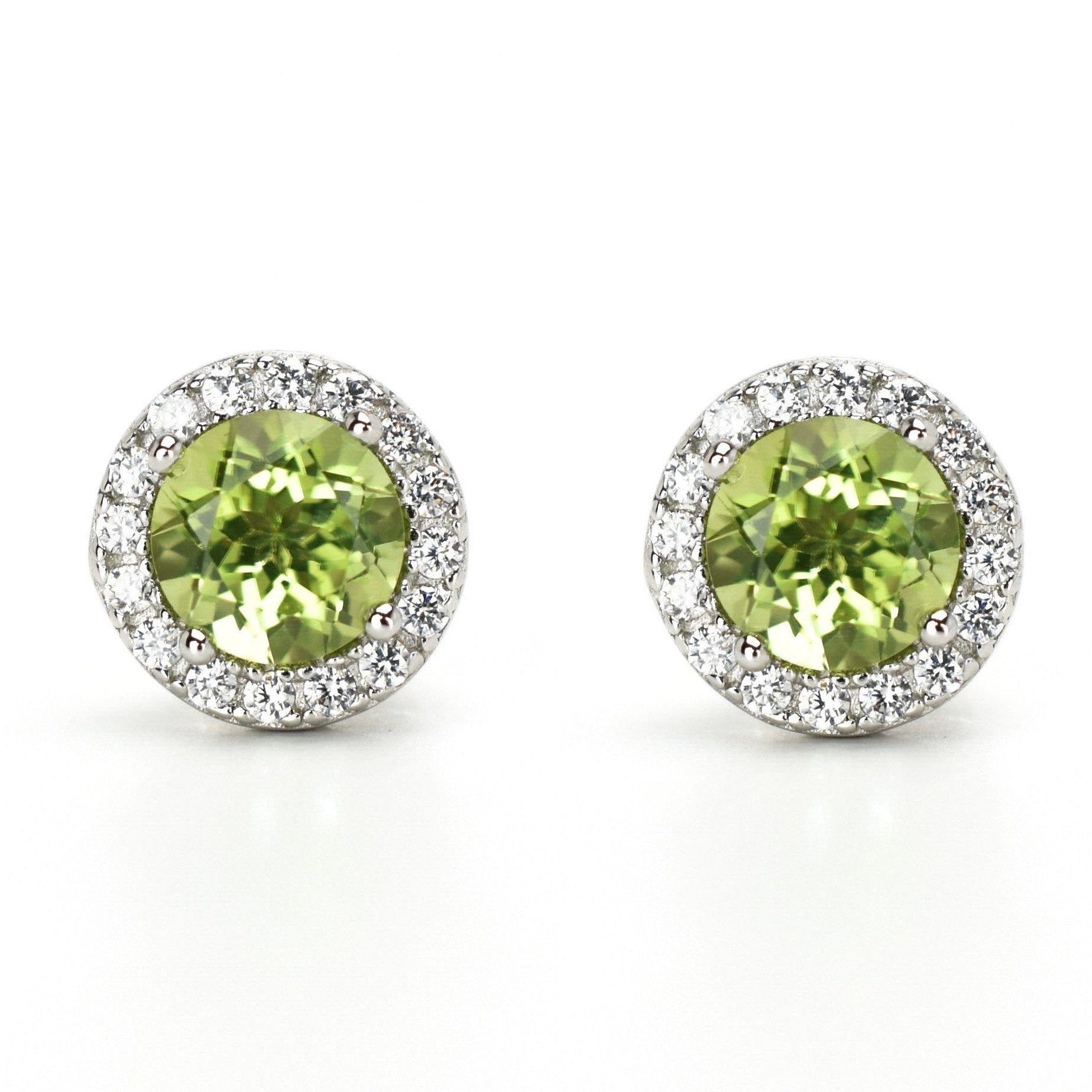 gouden peridoot soorbellen, oorknoppen peridot, groene stenen oorbellen, oorbellen met groene stenen, ooknoppen met licht groene stenen, halo peridoot oorbellen, zilveren peridoot oorbellen, zilveren groenen oorbellen, peridoot sieraden, geboortesteen peridoot, natuurlijke stenen peridoot, birthstone peridoot oorbellen