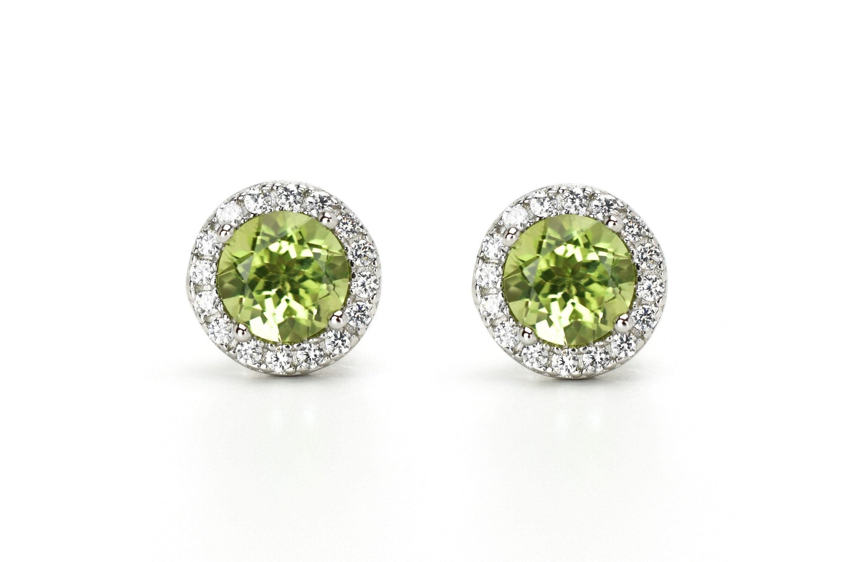 gouden peridoot soorbellen, oorknoppen peridot, groene stenen oorbellen, oorbellen met groene stenen, ooknoppen met licht groene stenen, halo peridoot oorbellen, zilveren peridoot oorbellen, zilveren groenen oorbellen, peridoot sieraden, geboortesteen peridoot, natuurlijke stenen peridoot, birthstone peridoot oorbellen