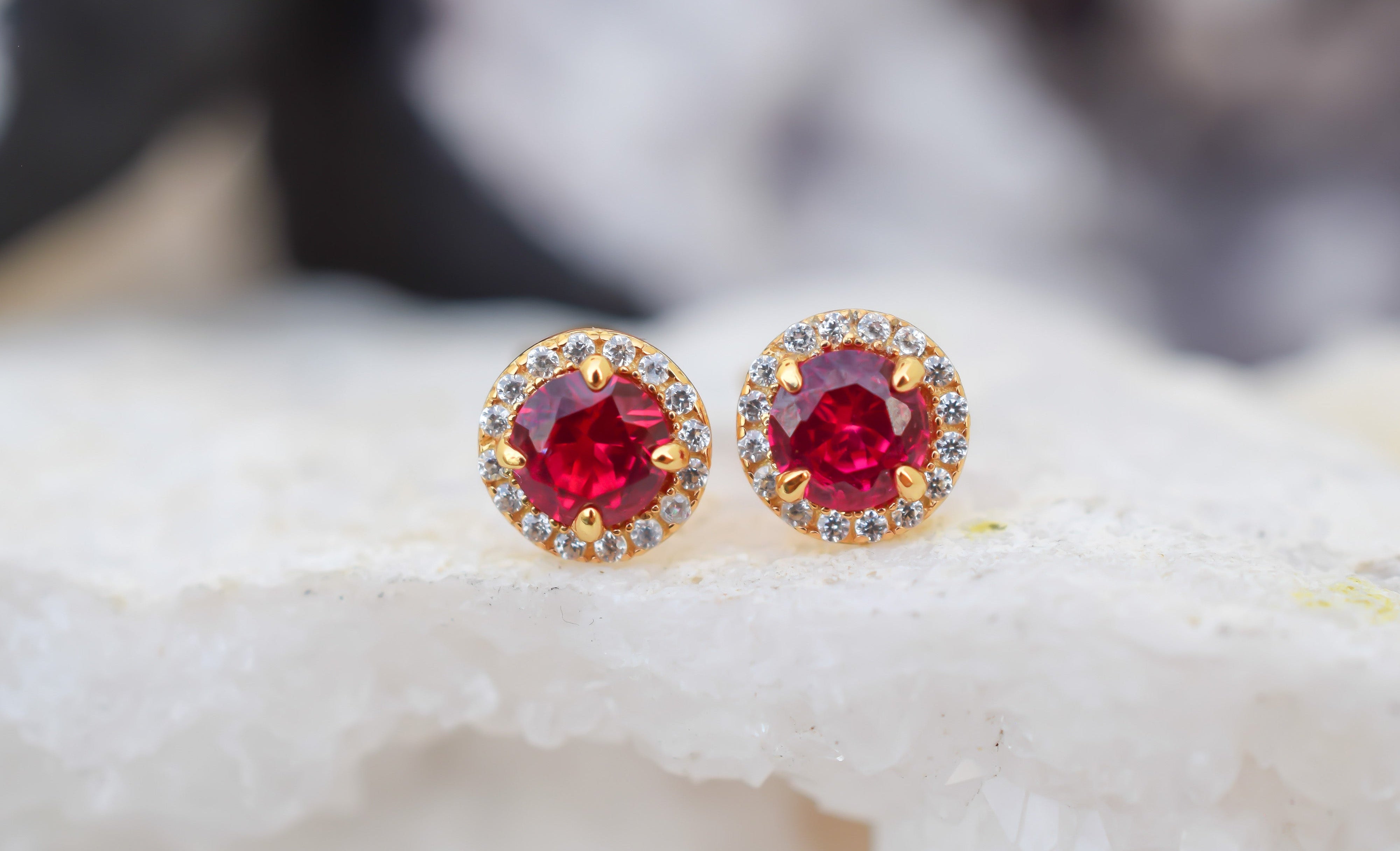 gouden robijn oorbellen, oorbellen robij, 18k gouden robijn oorsieraden, oorbellen ruby, ruby gold oorbellen, birthstone oorbellen, geboortesteen oorbellen, rode oorbellen, ronde oorbellen, gouden ruby oorknoppen, sieraden, gouden sieraden, zilveren rode oorbellen