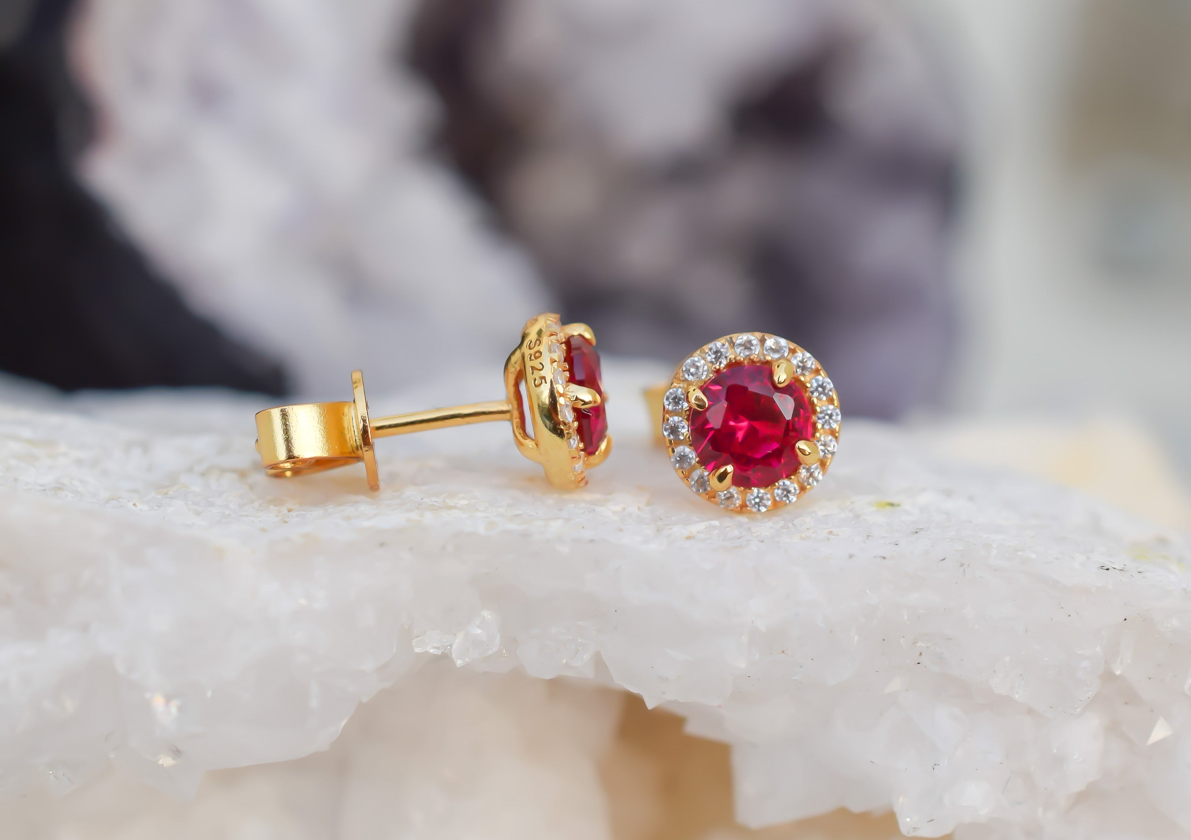 gouden robijn oorbellen, oorbellen robij, 18k gouden robijn oorsieraden, oorbellen ruby, ruby gold oorbellen, birthstone oorbellen, geboortesteen oorbellen, rode oorbellen, ronde oorbellen, gouden ruby oorknoppen, sieraden, gouden sieraden, zilveren rode oorbellen