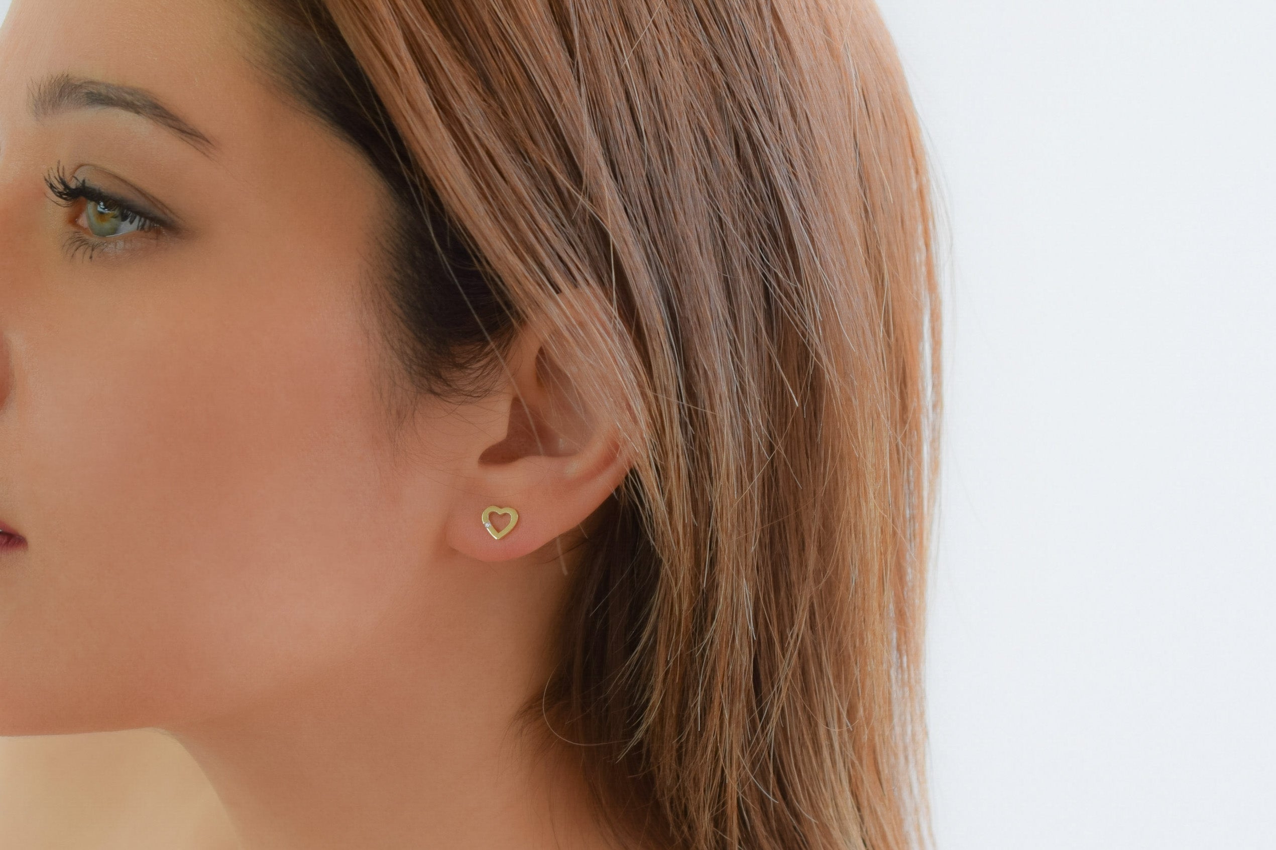 14 karaat oorbellen, hartjes oorknoppen met steen, dames oorknoppen hartjes met steen, subtiele hartjes oorbellen