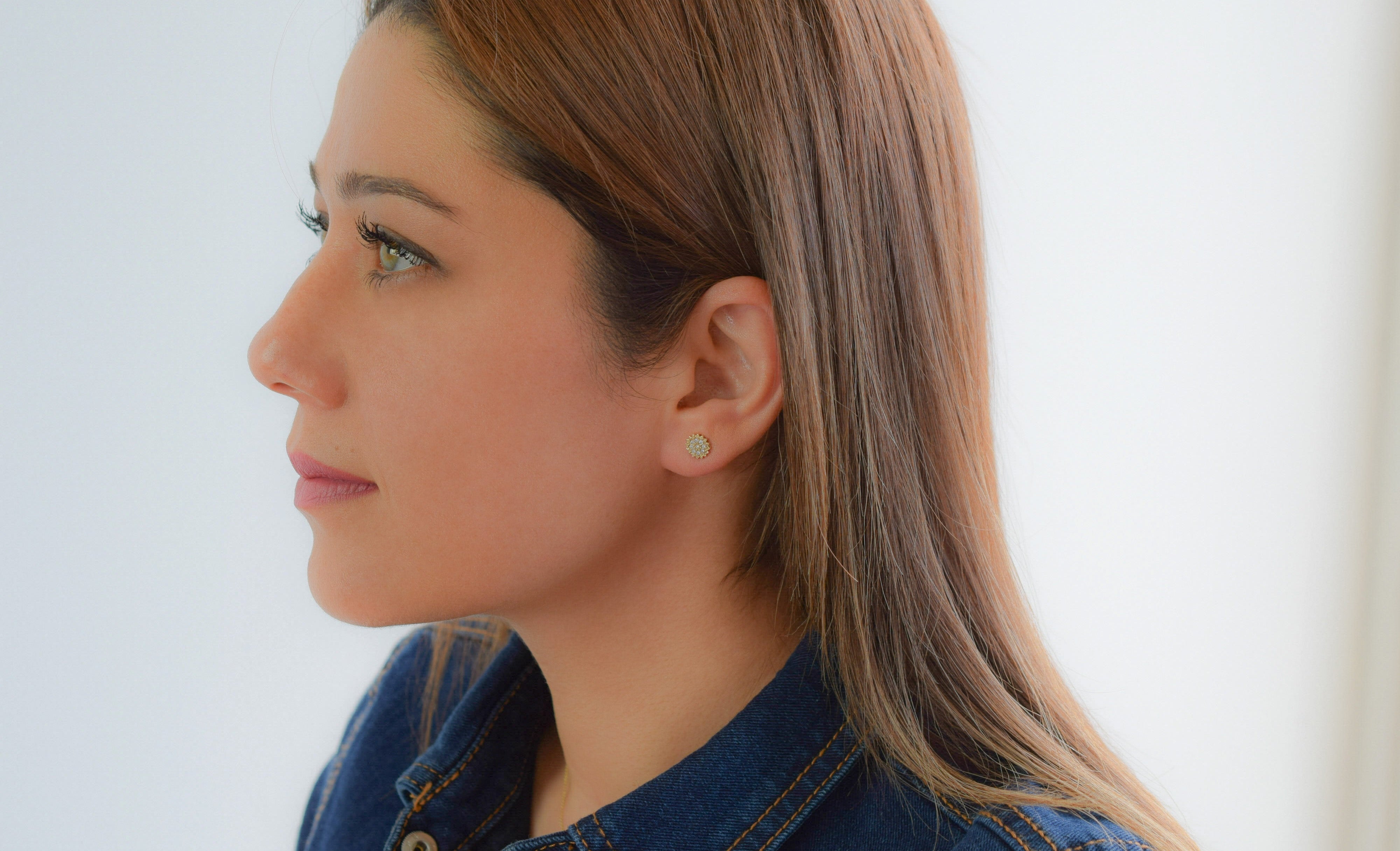 14k gouden bloemen oorbellen, gouden bloemen oorknoppen, oorbellen 14k bloemen motief oorbellen, oorknoppen 14karaat kleine bloemen met stenen