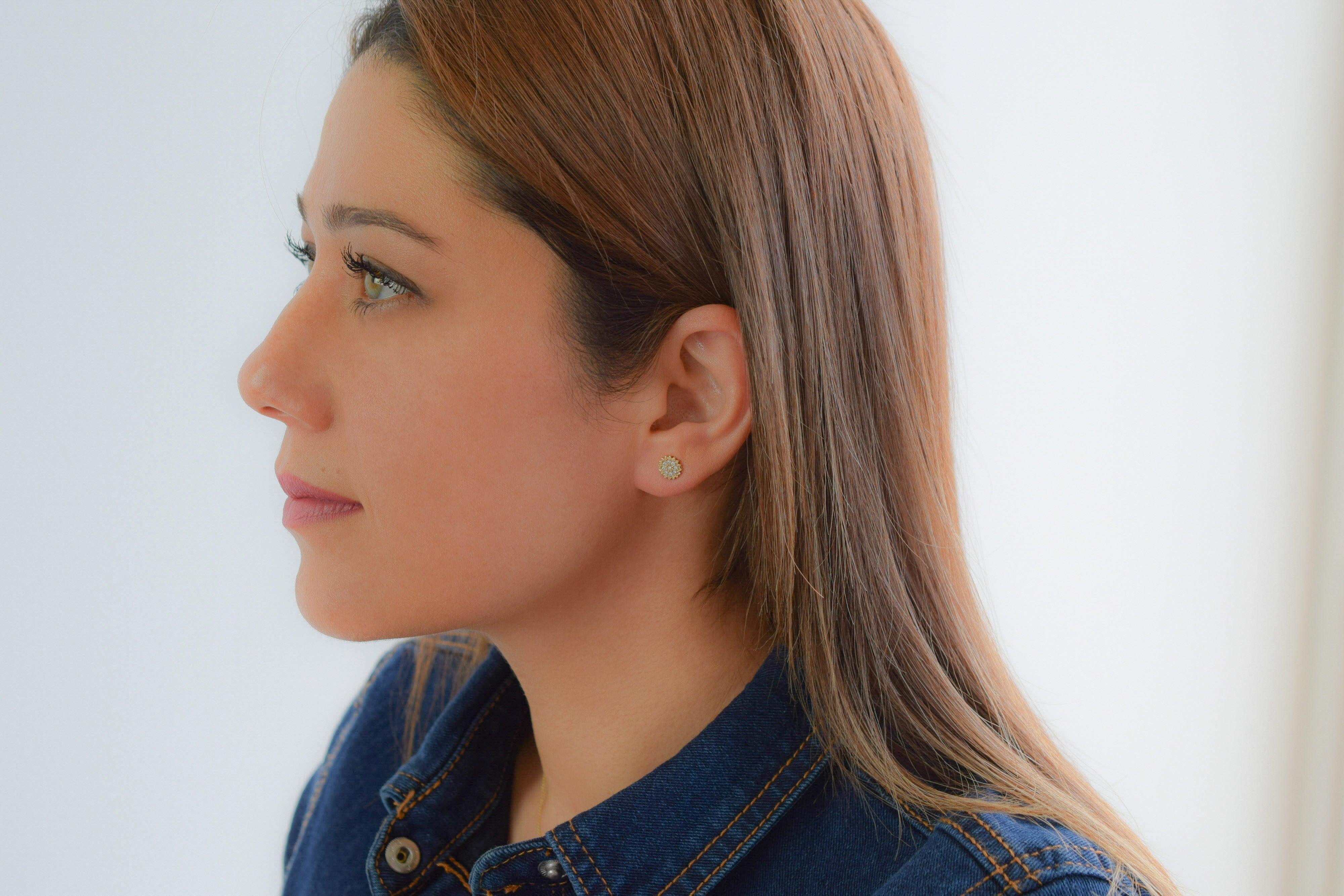 14k gouden bloemen oorbellen, gouden bloemen oorknoppen, oorbellen 14k bloemen motief oorbellen, oorknoppen 14karaat kleine bloemen met stenen